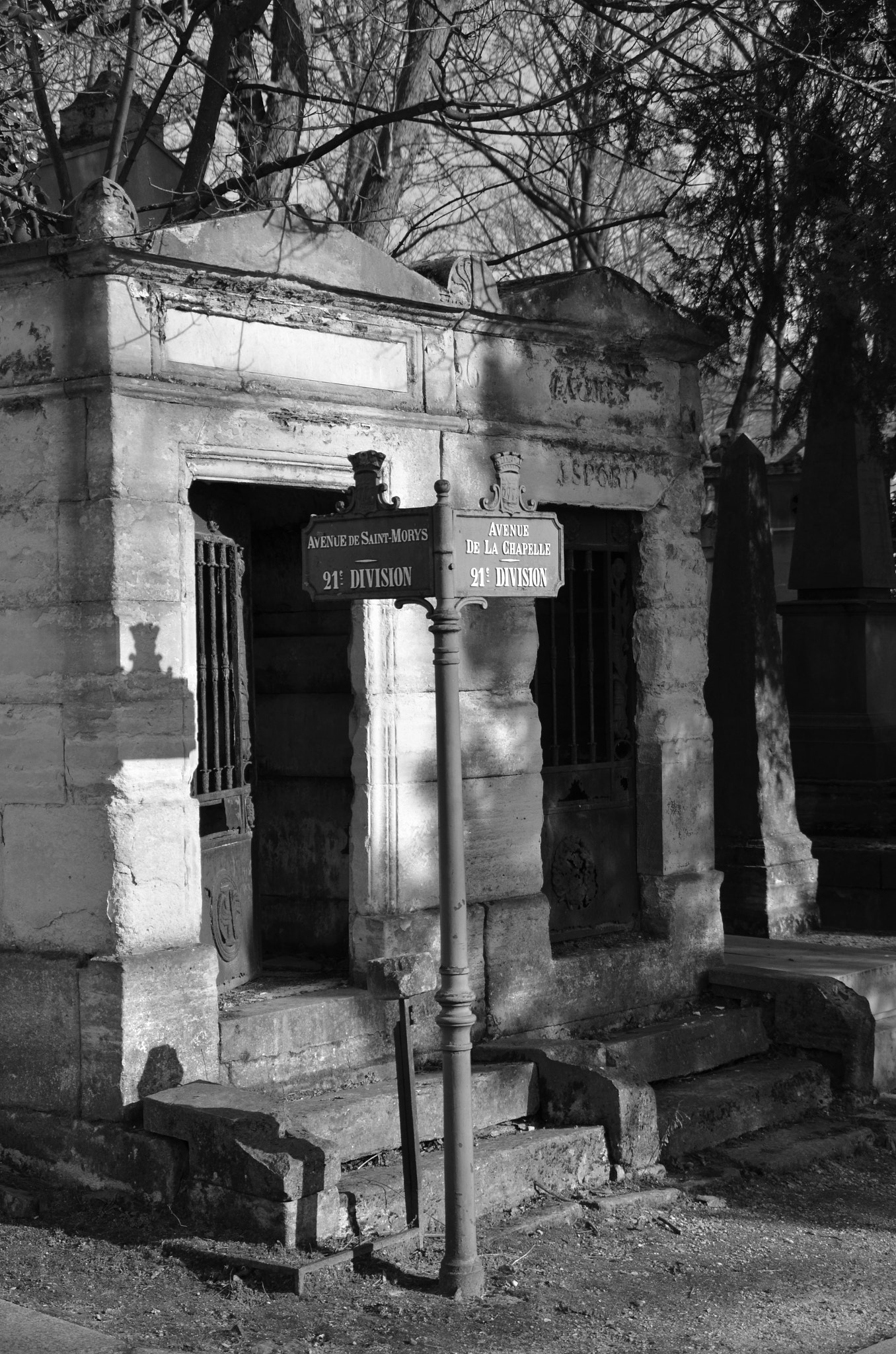 Nikon D7000 + Tamron AF 18-200mm F3.5-6.3 XR Di II LD Aspherical (IF) Macro sample photo. Père-lachaise cemetery photography