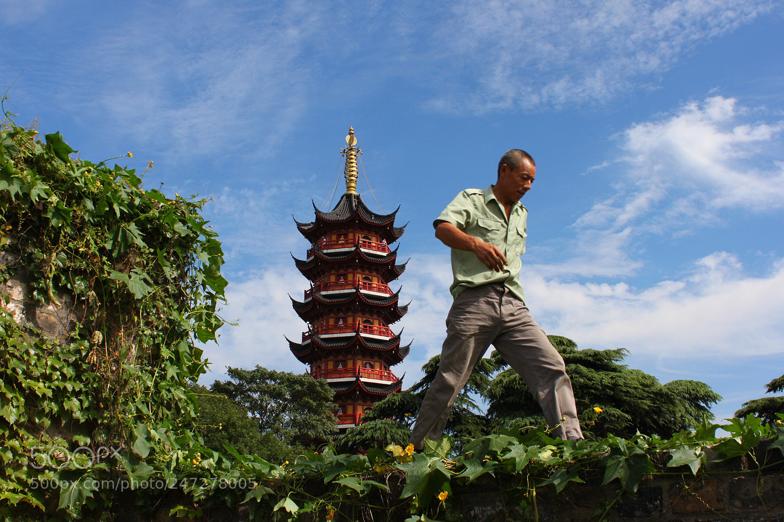 Canon EF-S 18-55mm F3.5-5.6 IS sample photo. Man on wall in photography