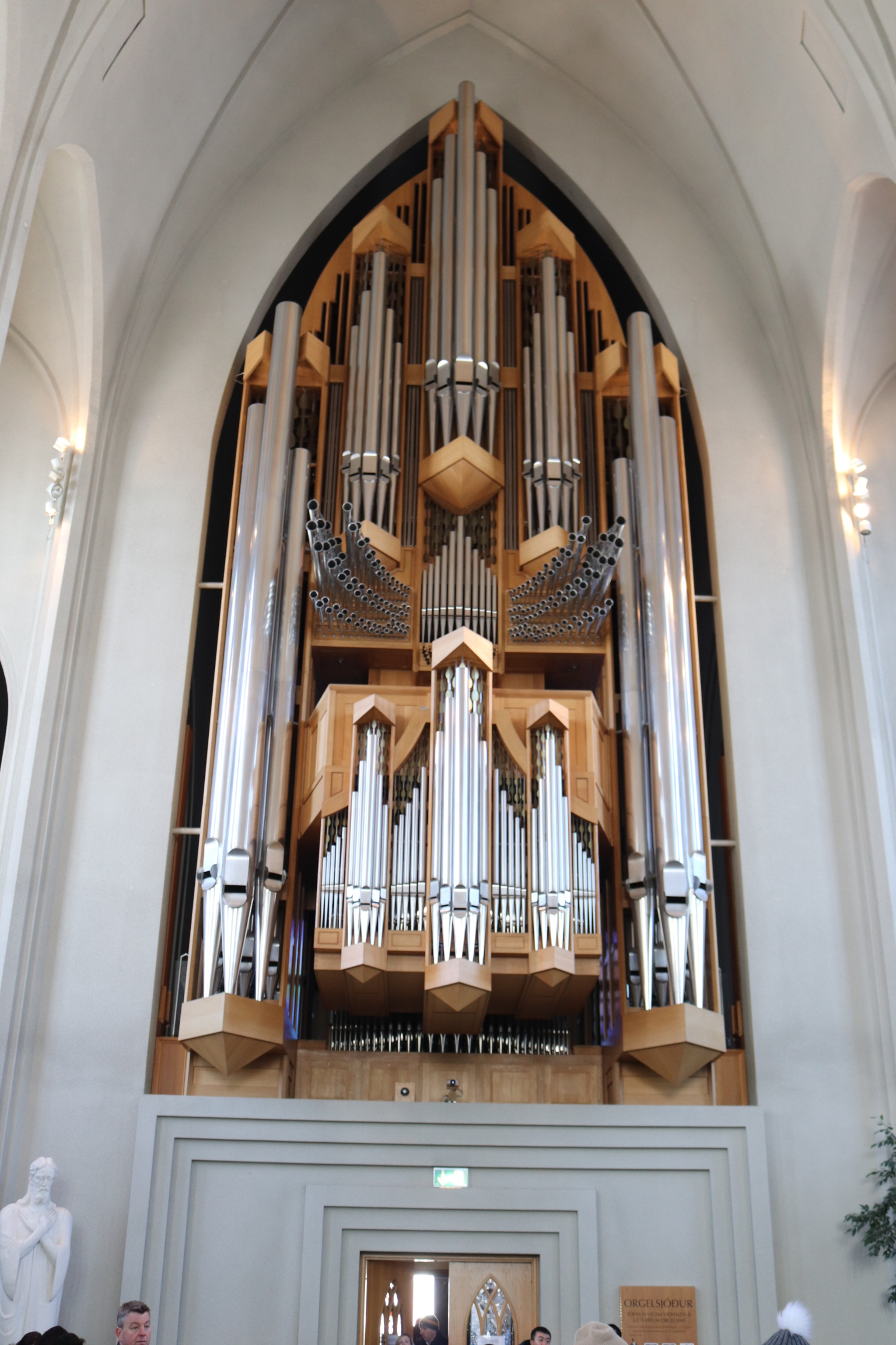Canon EOS 77D (EOS 9000D / EOS 770D) + Canon EF-S 18-55mm F3.5-5.6 IS STM sample photo. The huge organ pipes in the hallgrímskirkja church in reykjavik photography