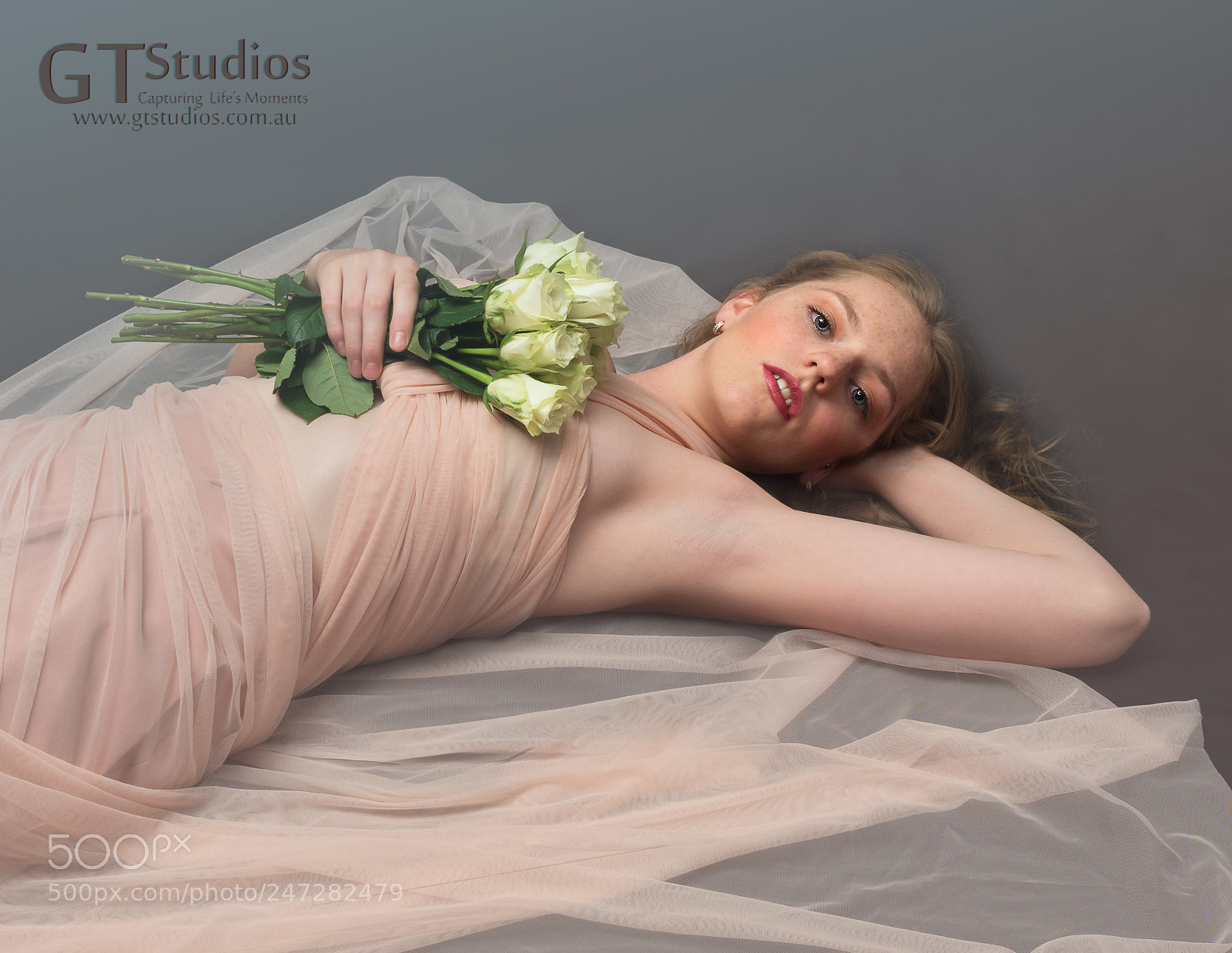 Olympus OM-D E-M5 II sample photo. Goddess with roses. photography