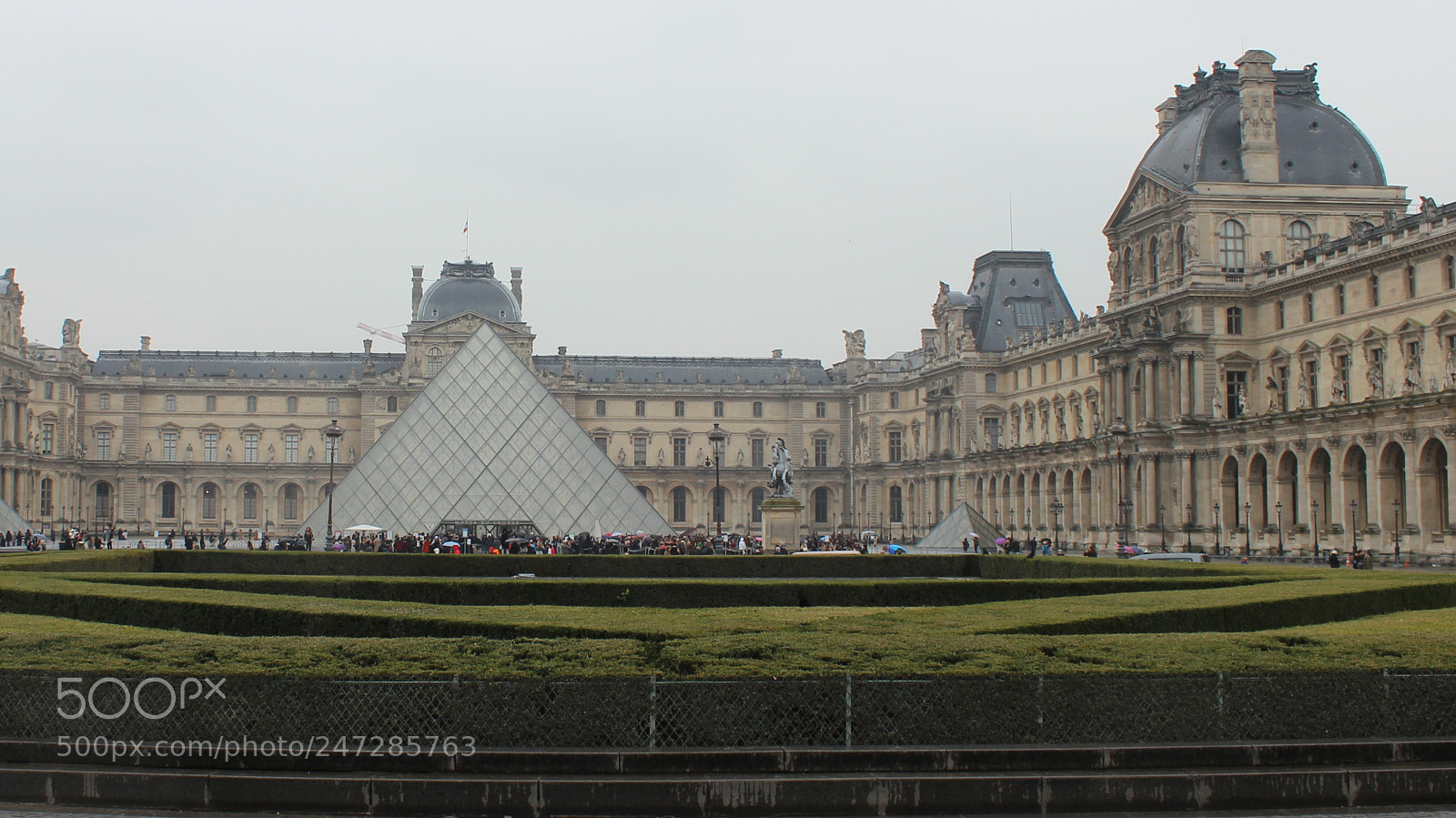 Canon EOS 600D (Rebel EOS T3i / EOS Kiss X5) sample photo. Louvre photography