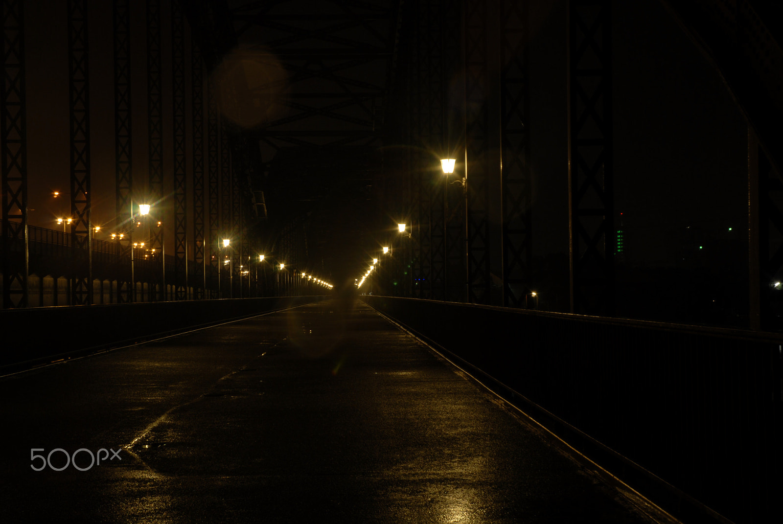 Nikon D200 + Nikon AF-S DX Nikkor 18-70mm F3.5-4.5G ED-IF sample photo. Brücke im regen bei nacht photography