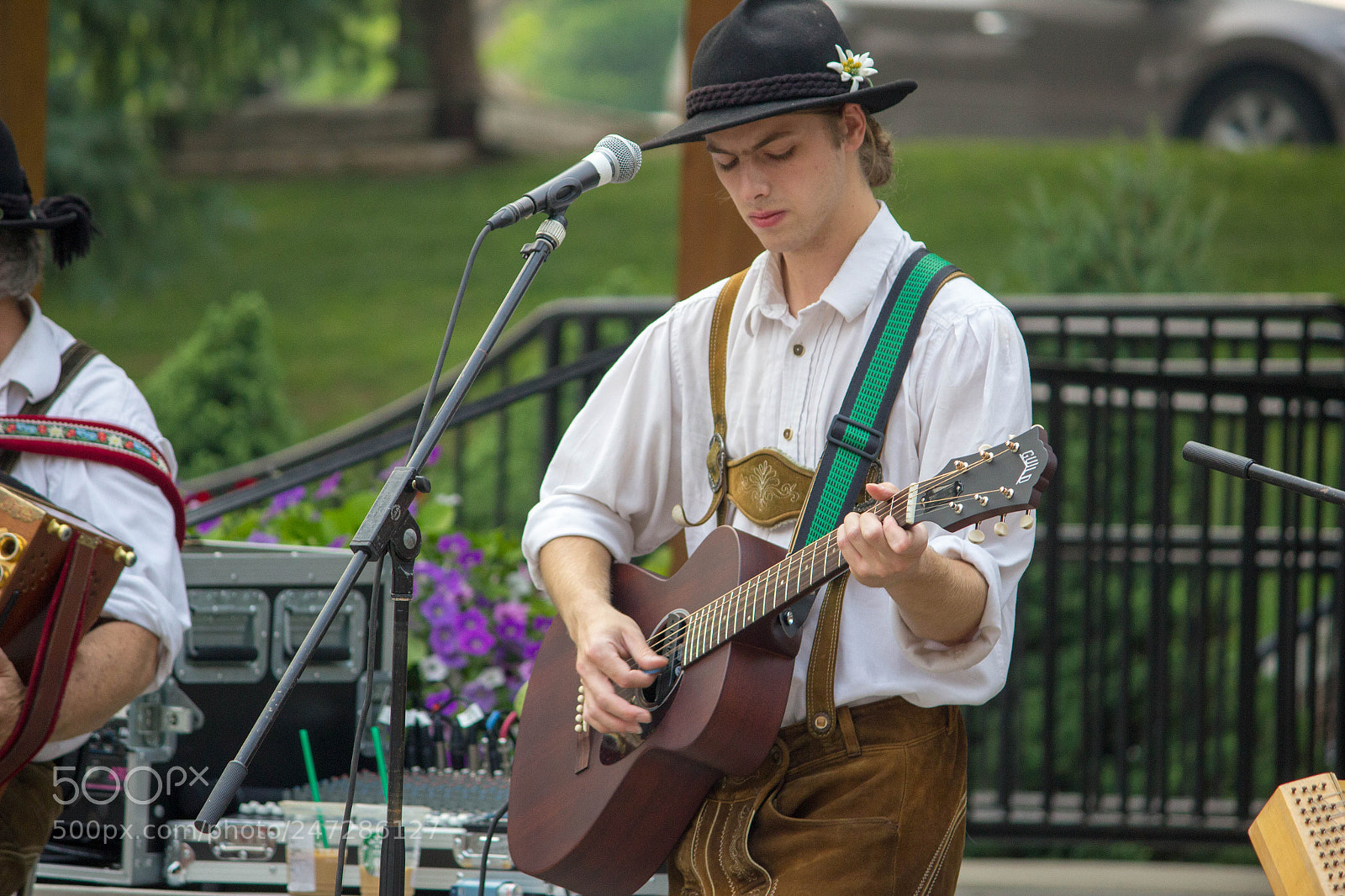 Canon EOS 600D (Rebel EOS T3i / EOS Kiss X5) sample photo. The folksy guitar performance photography