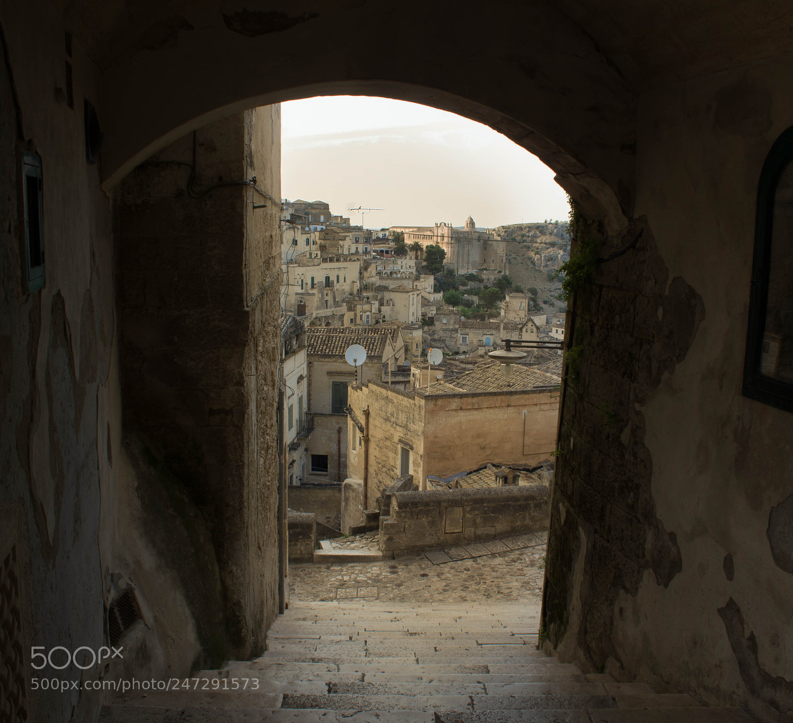 Canon EOS 550D (EOS Rebel T2i / EOS Kiss X4) sample photo. Matera through the doorway. photography