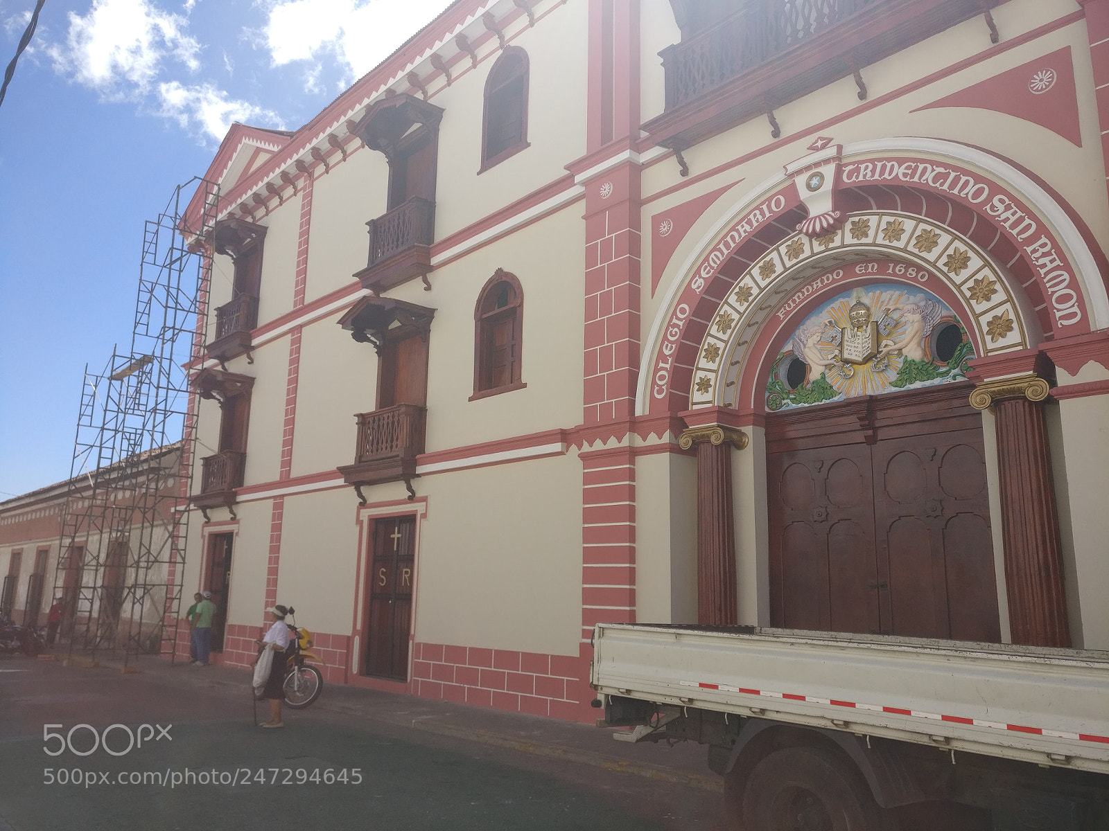 OnePlus A3000 sample photo. School in león photography