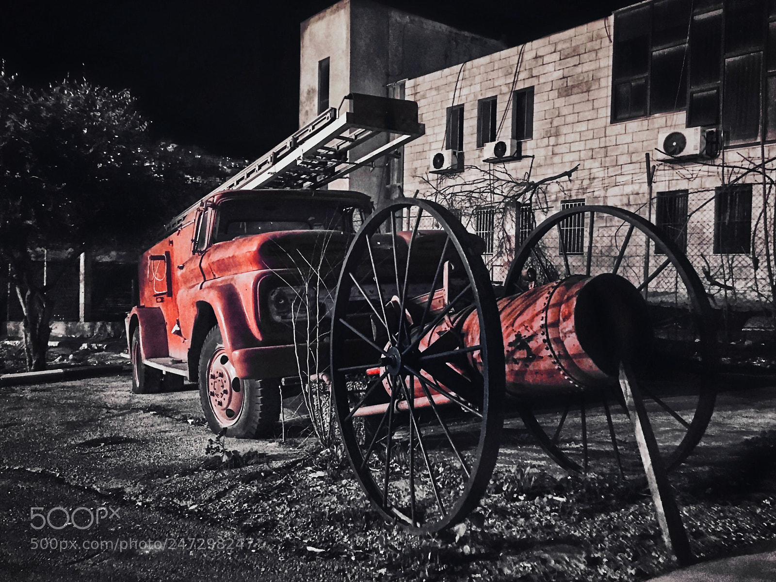 Apple iPhone 6s Plus sample photo. Old firefighting truck. photography
