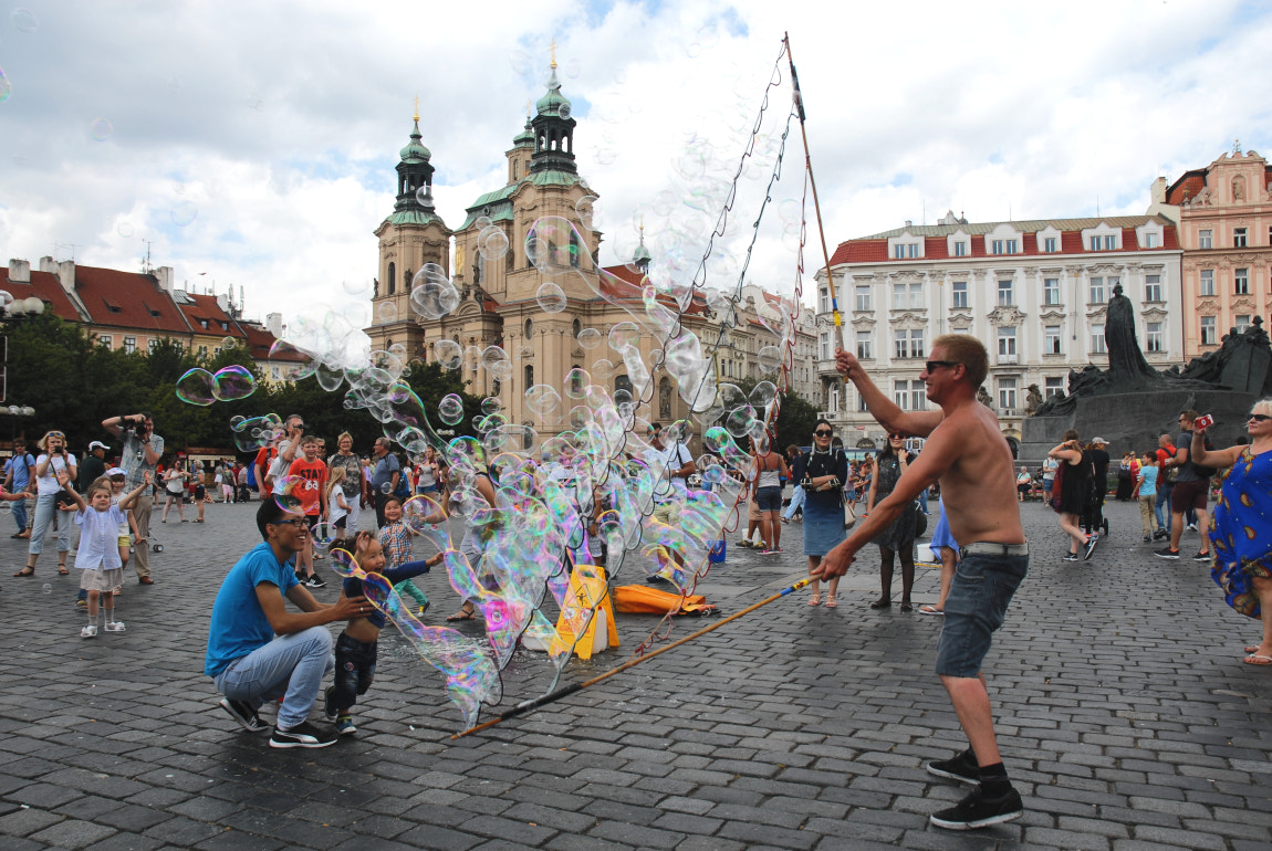 Nikon D200 + Nikon AF-S DX Nikkor 18-70mm F3.5-4.5G ED-IF sample photo. Do bubbles /people in prague iii/ photography