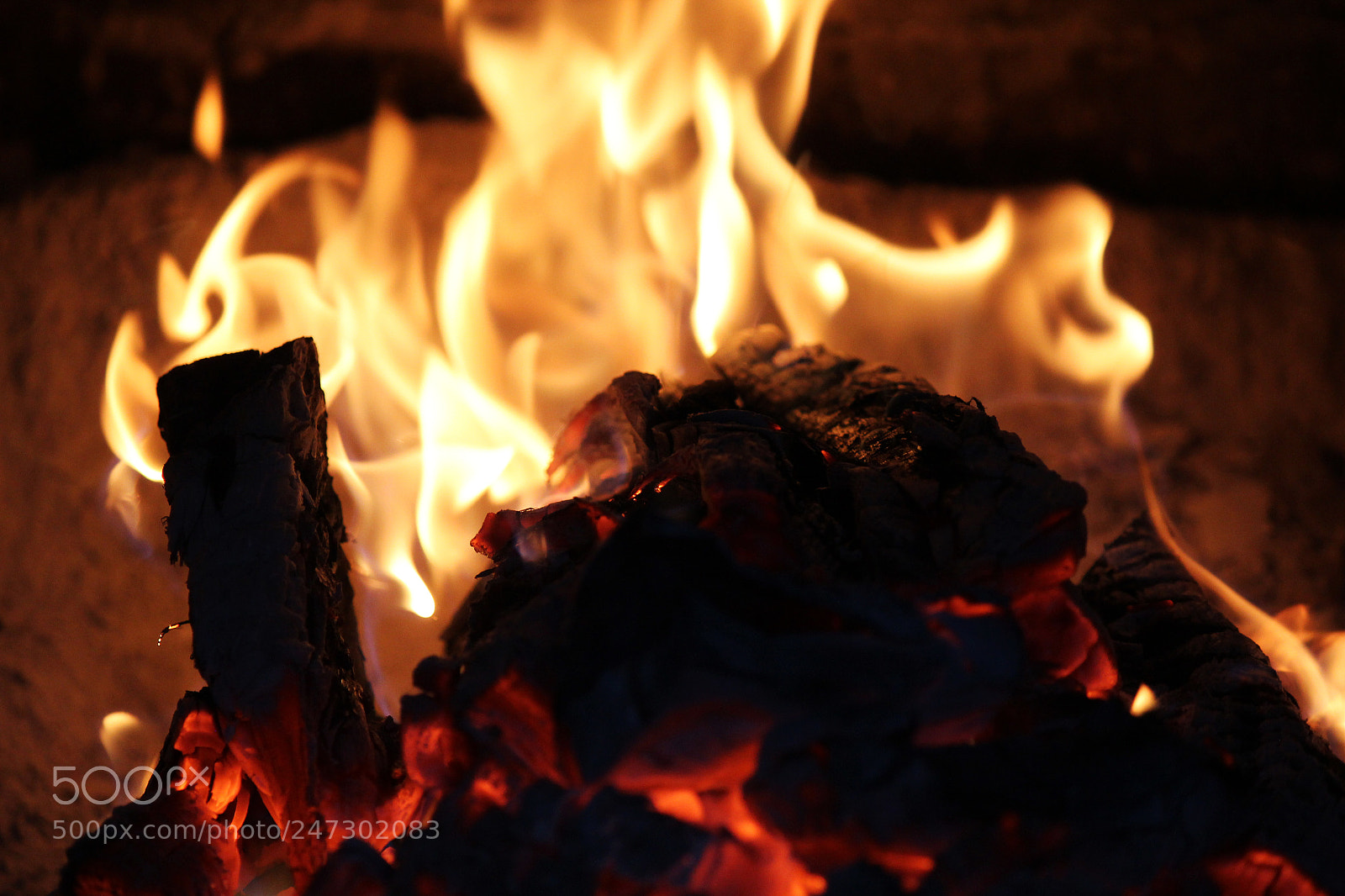 Canon EOS 600D (Rebel EOS T3i / EOS Kiss X5) sample photo. A warm fire photography