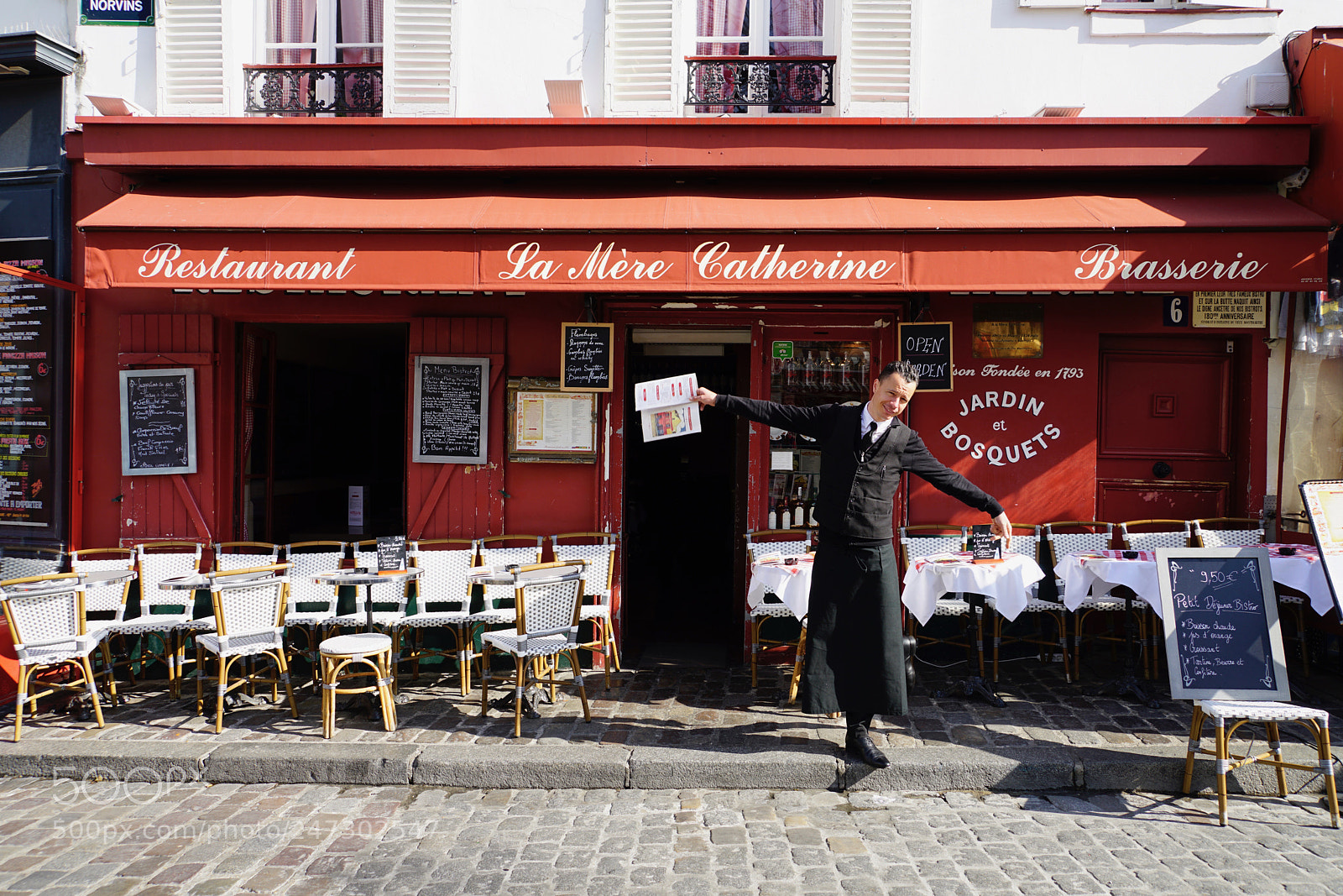 Sony a7R II sample photo. Restaurant in monmarte photography