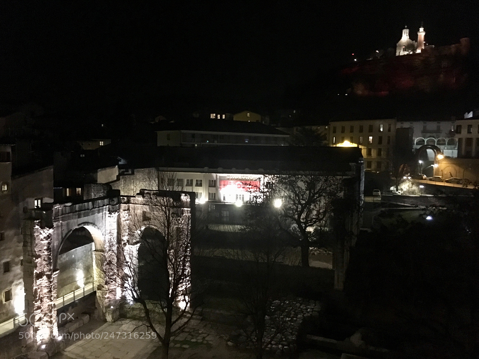 Apple iPhone SE sample photo. La nuit est cyb photography