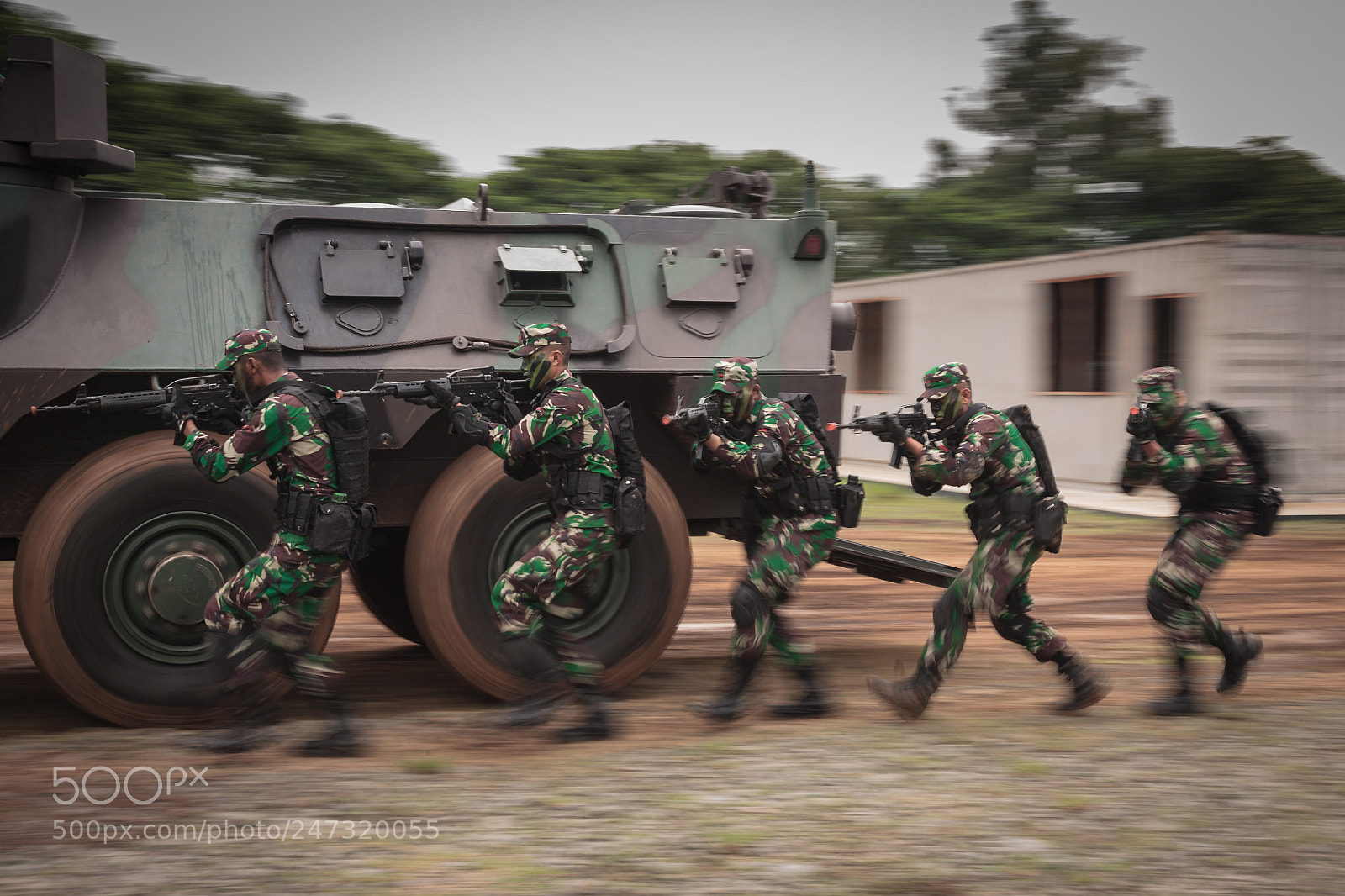 Canon EOS-1Ds Mark II sample photo. Aproaching target photography