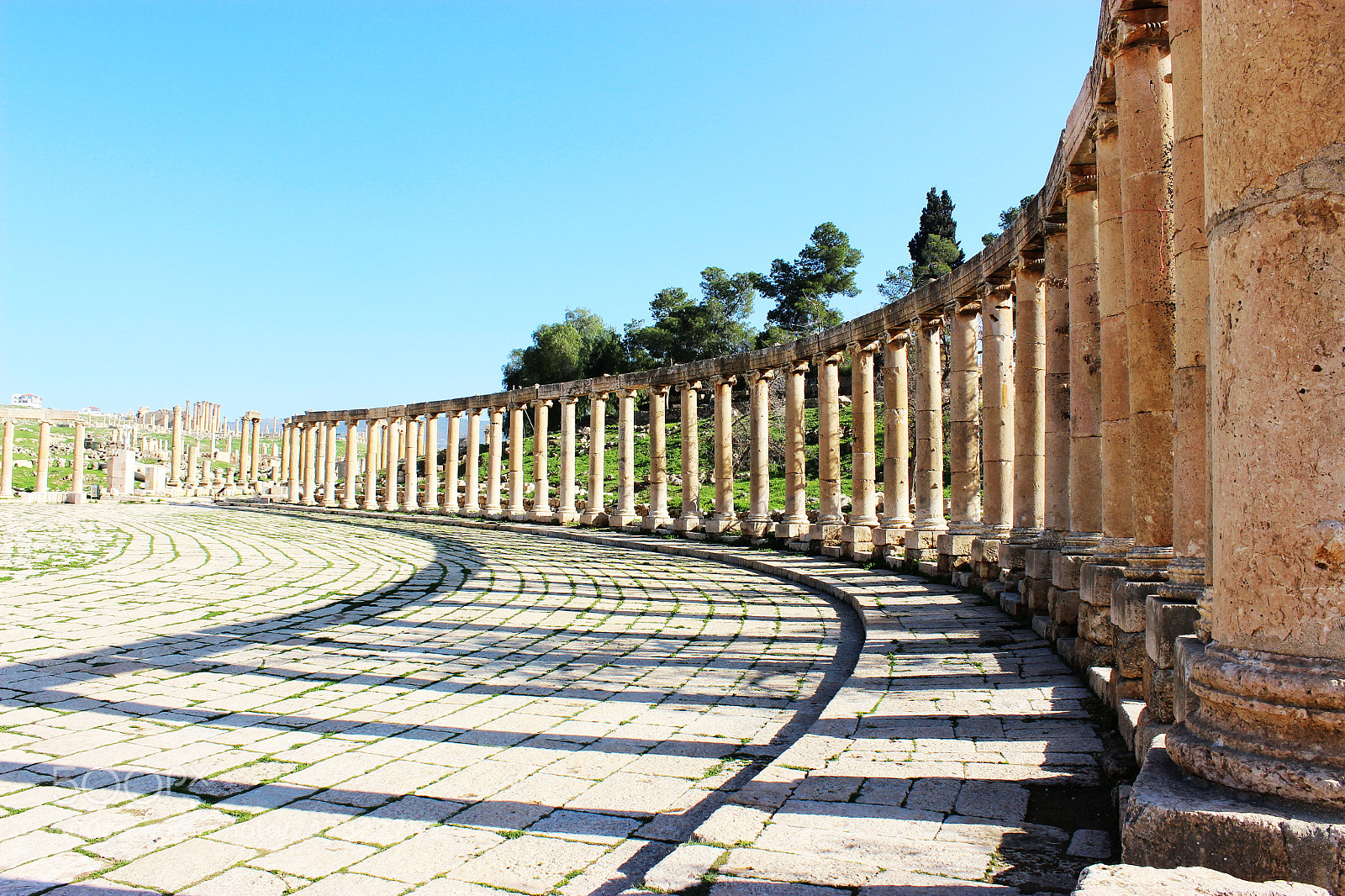 Canon EF-S 18-55mm F3.5-5.6 III sample photo. Jerash oval plaza photography