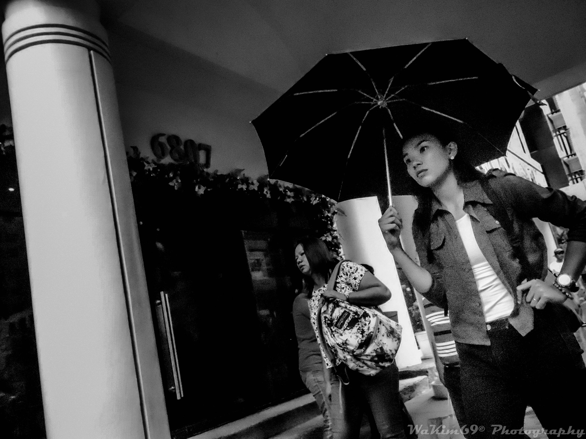 Samsung ES90/ ES91 sample photo. Making sure the umbrella doen't get wet... :) photography