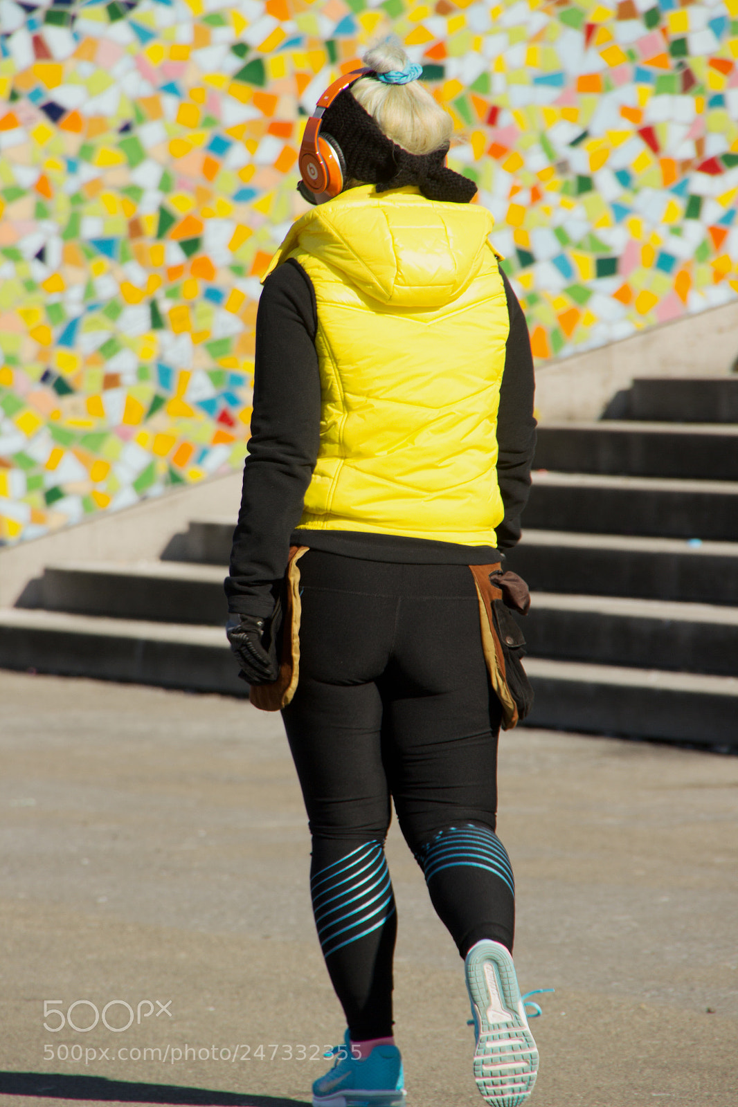 Canon EOS 60D sample photo. Yellow runner photography