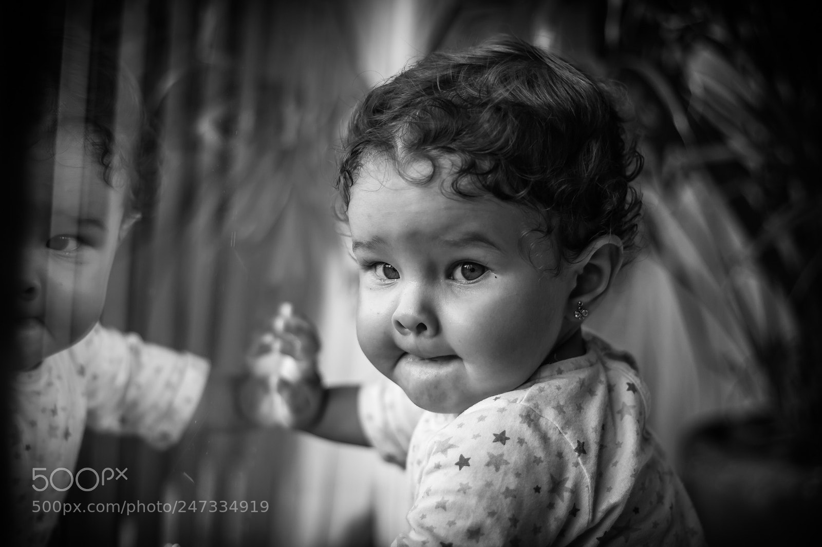 Canon EOS 650D (EOS Rebel T4i / EOS Kiss X6i) sample photo. Baby girl reflection photography