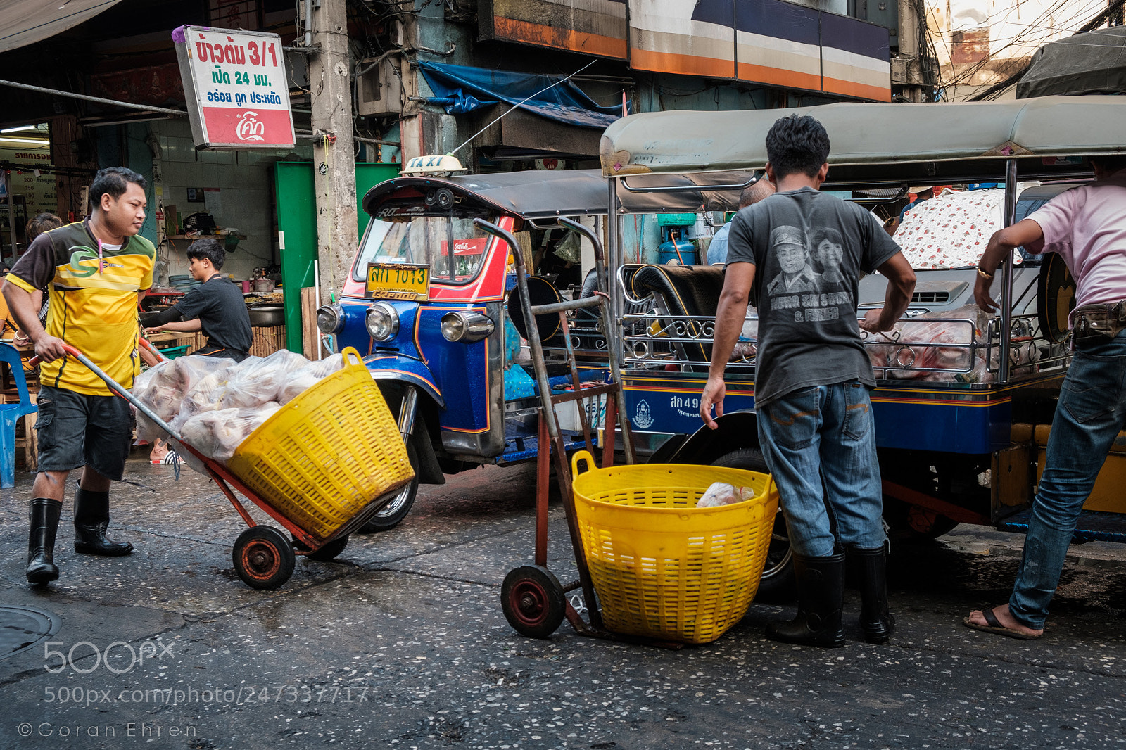 Fujifilm X-T2 sample photo. Porter at chinatown, bangkok photography