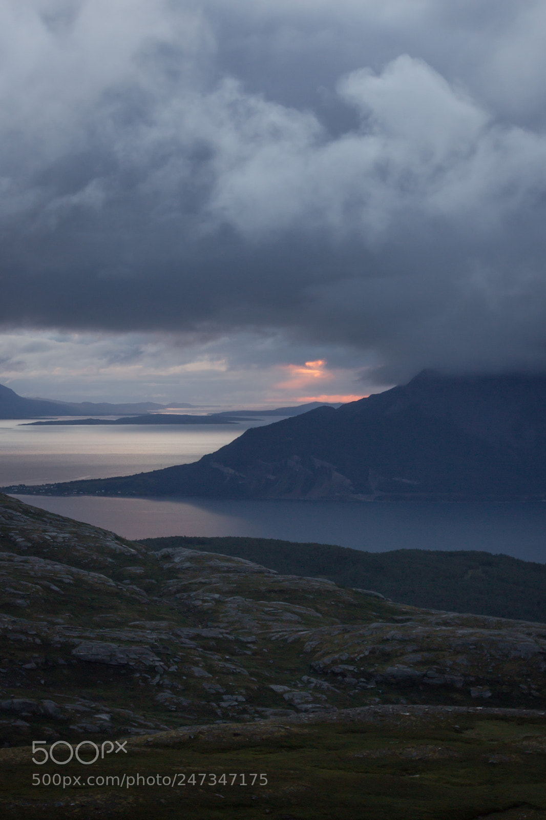 Canon EOS 600D (Rebel EOS T3i / EOS Kiss X5) sample photo. A distant midnight sun photography
