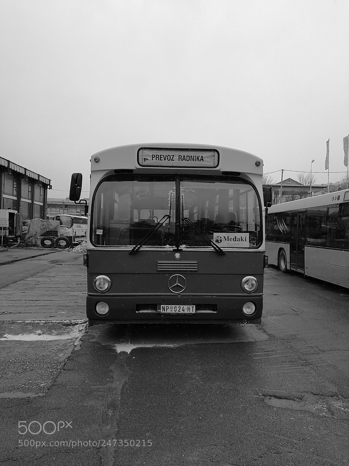 HUAWEI P10 sample photo. Old mercedes bus photography
