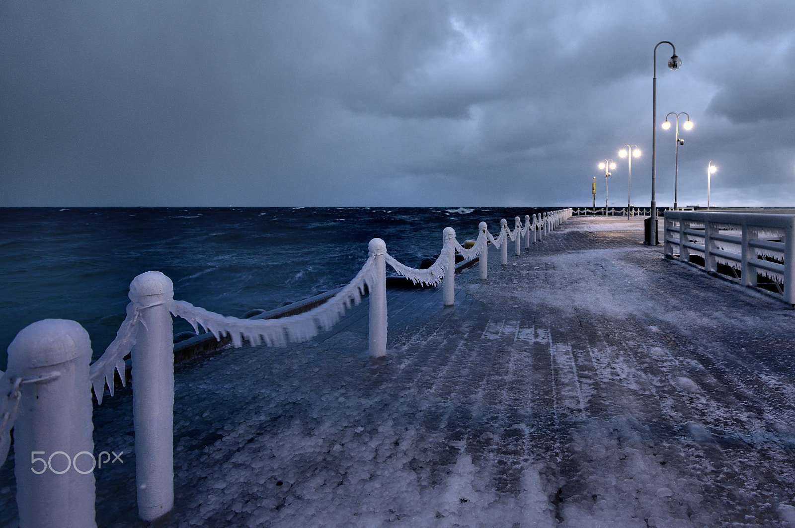 Nikon D800 + Nikon AF-S Nikkor 16-35mm F4G ED VR sample photo. Winter on sopot pier photography