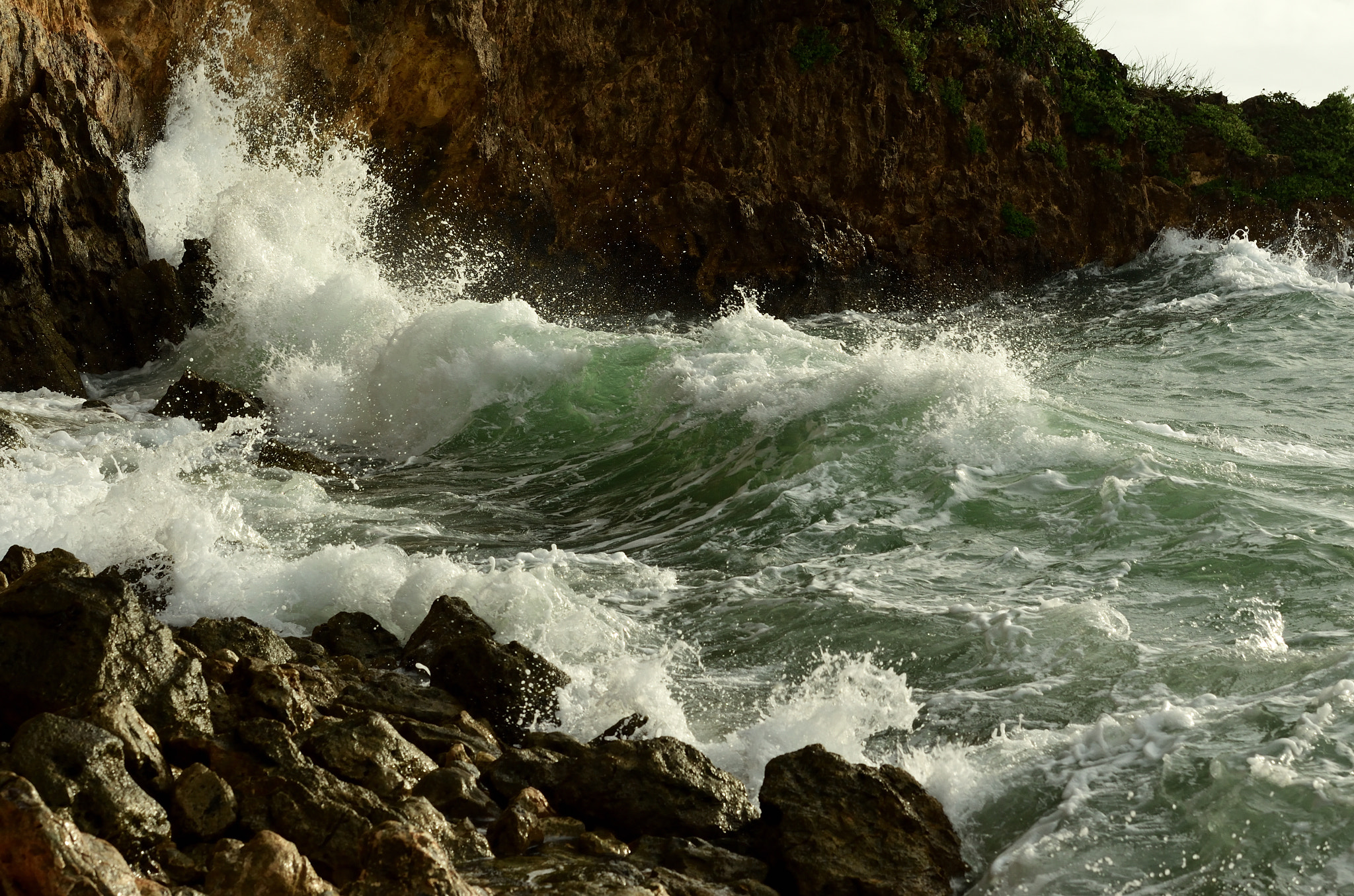 Nikon AF-S Nikkor 70-200mm F2.8G ED VR II sample photo. Waves versus rocks photography