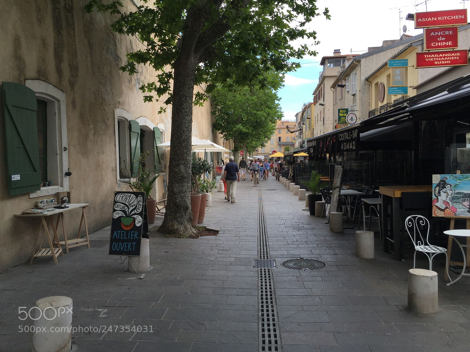 Apple iPhone 6 Plus sample photo. Antibes shopping area. photography