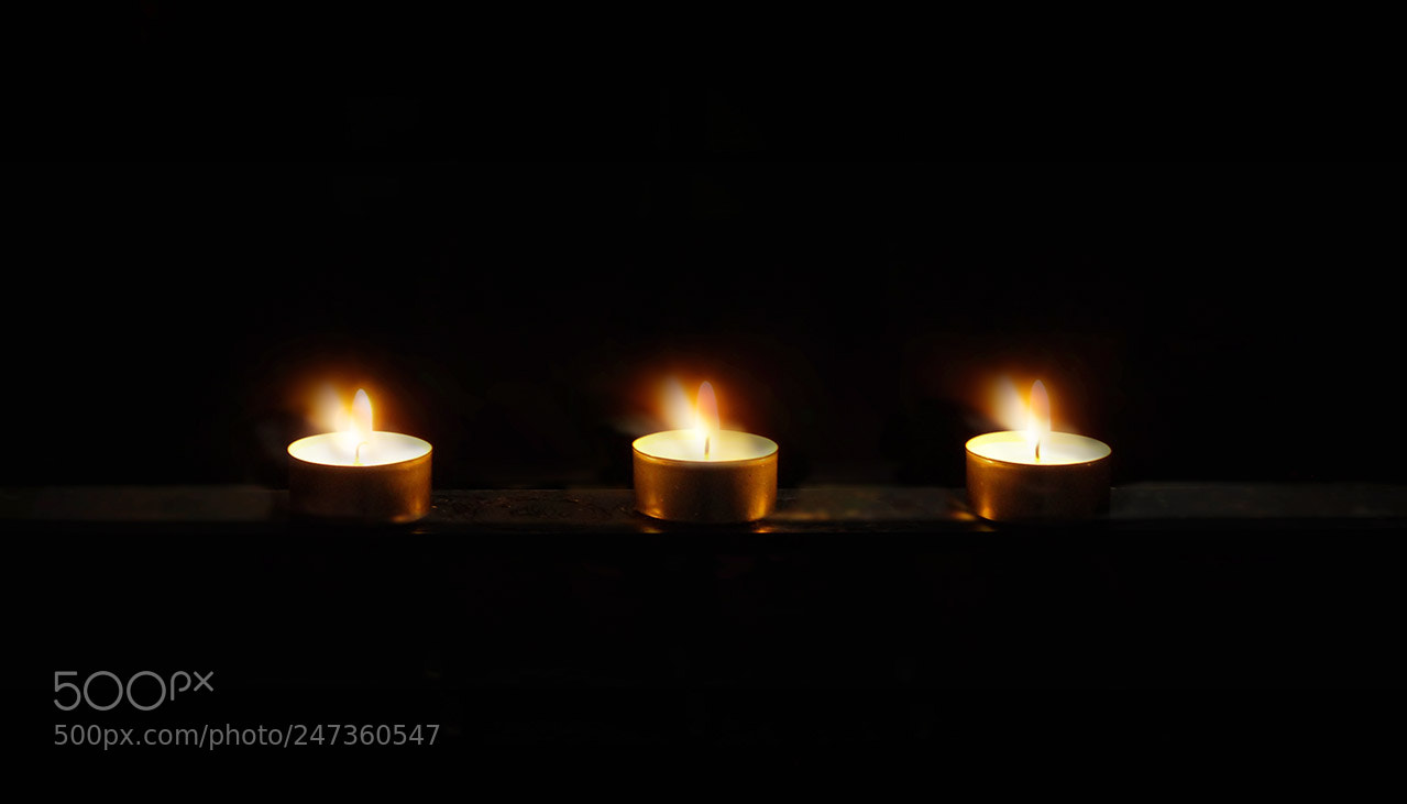 Canon EOS 550D (EOS Rebel T2i / EOS Kiss X4) sample photo. Flickering candles photography