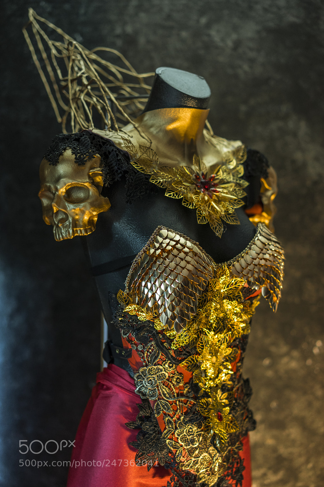 Sony a7 sample photo. Fantastic gold armor and photography
