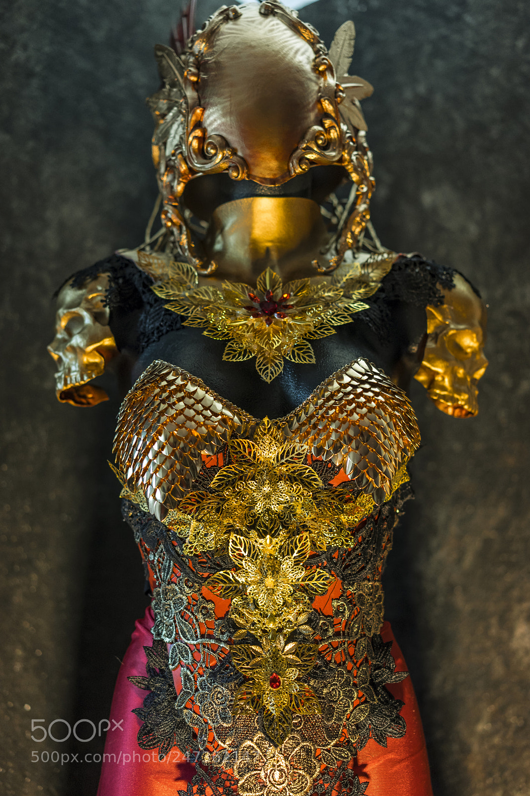 Sony a7 sample photo. Fantastic gold armor and photography