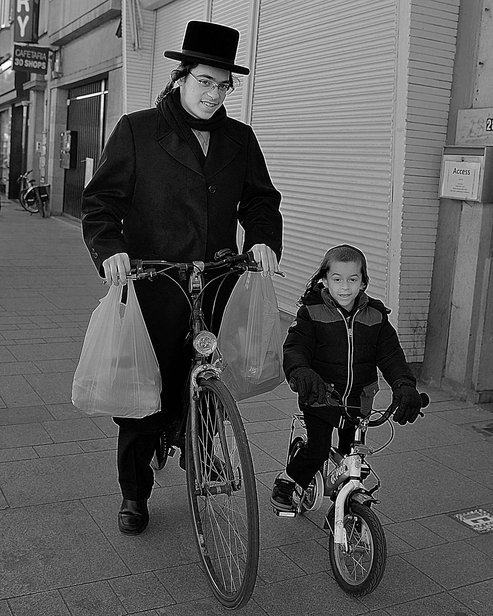 Nikon AF-S Nikkor 24-120mm F4G ED VR sample photo. In the streets of antwerp. photography