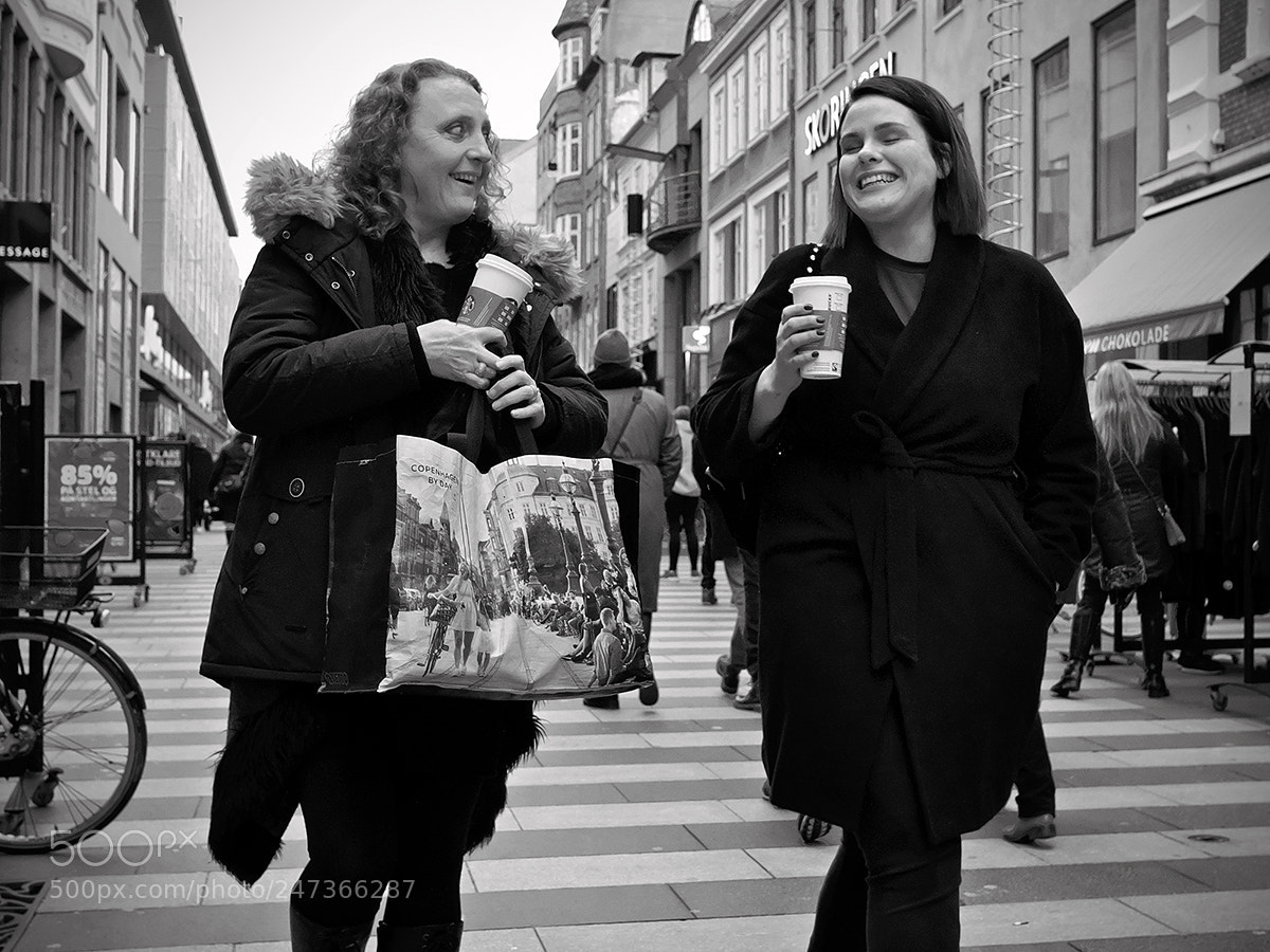 Fujifilm X-Pro2 sample photo. Happy shoppers photography