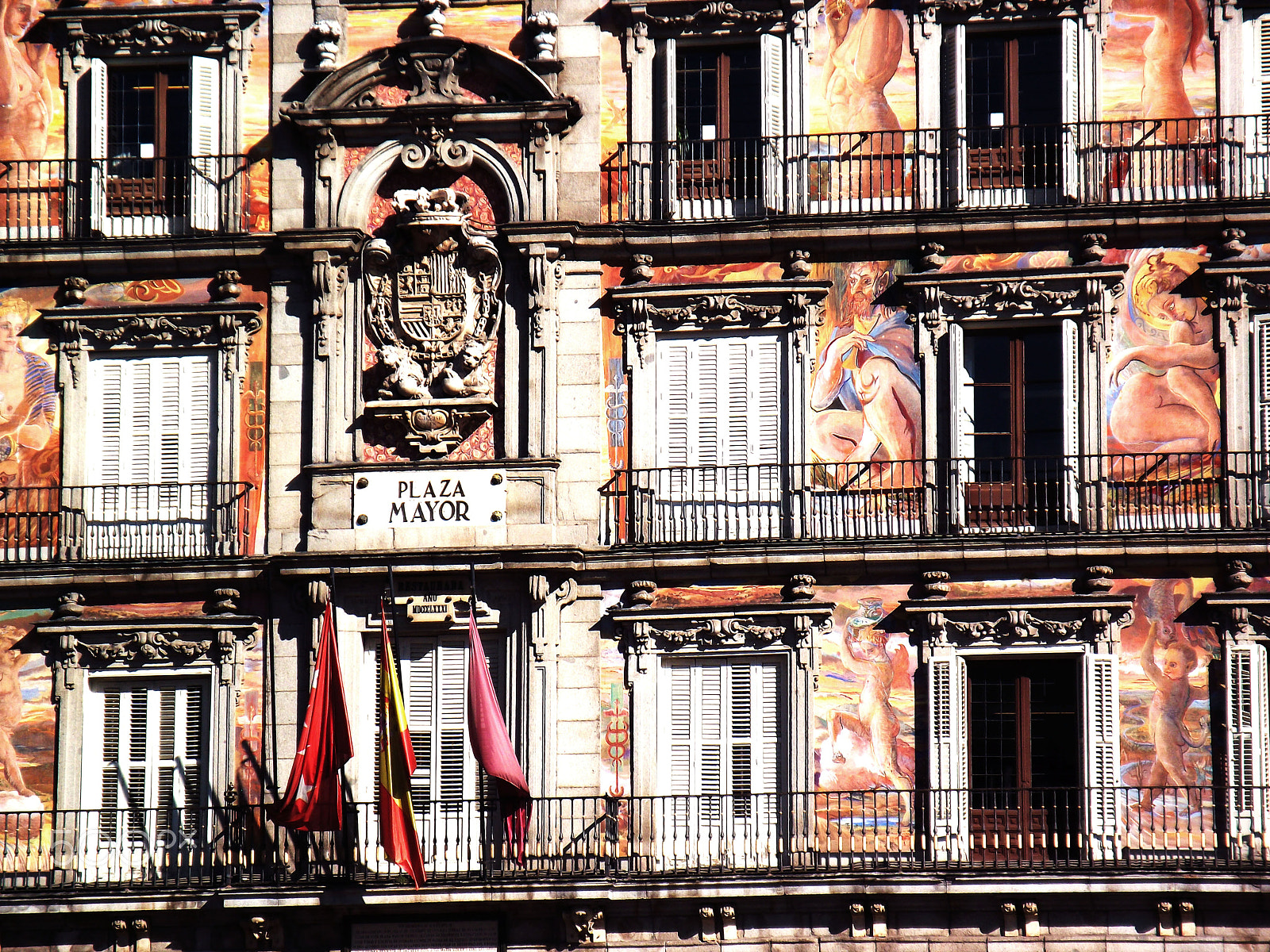 Fujifilm FinePix JX220 sample photo. Balcony at plaza mayor photography