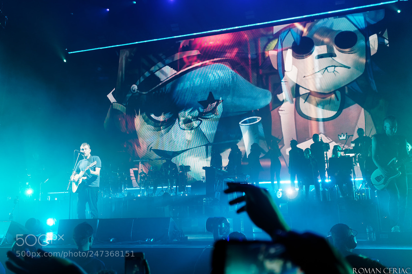 Olympus OM-D E-M10 II sample photo. Monkeys on stage photography