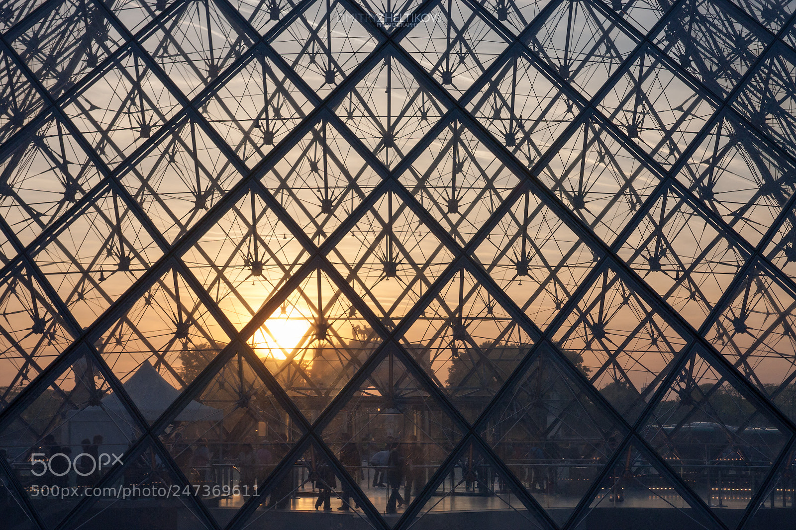 Canon EOS 40D sample photo. The louvre pyramid photography