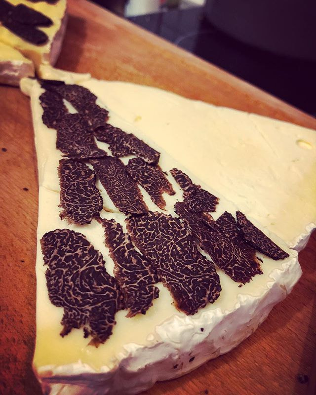 Étape suivante ! Truffe ton fromage ! :) #truffle  #truffe #brietruffé #miam #melanosporum...