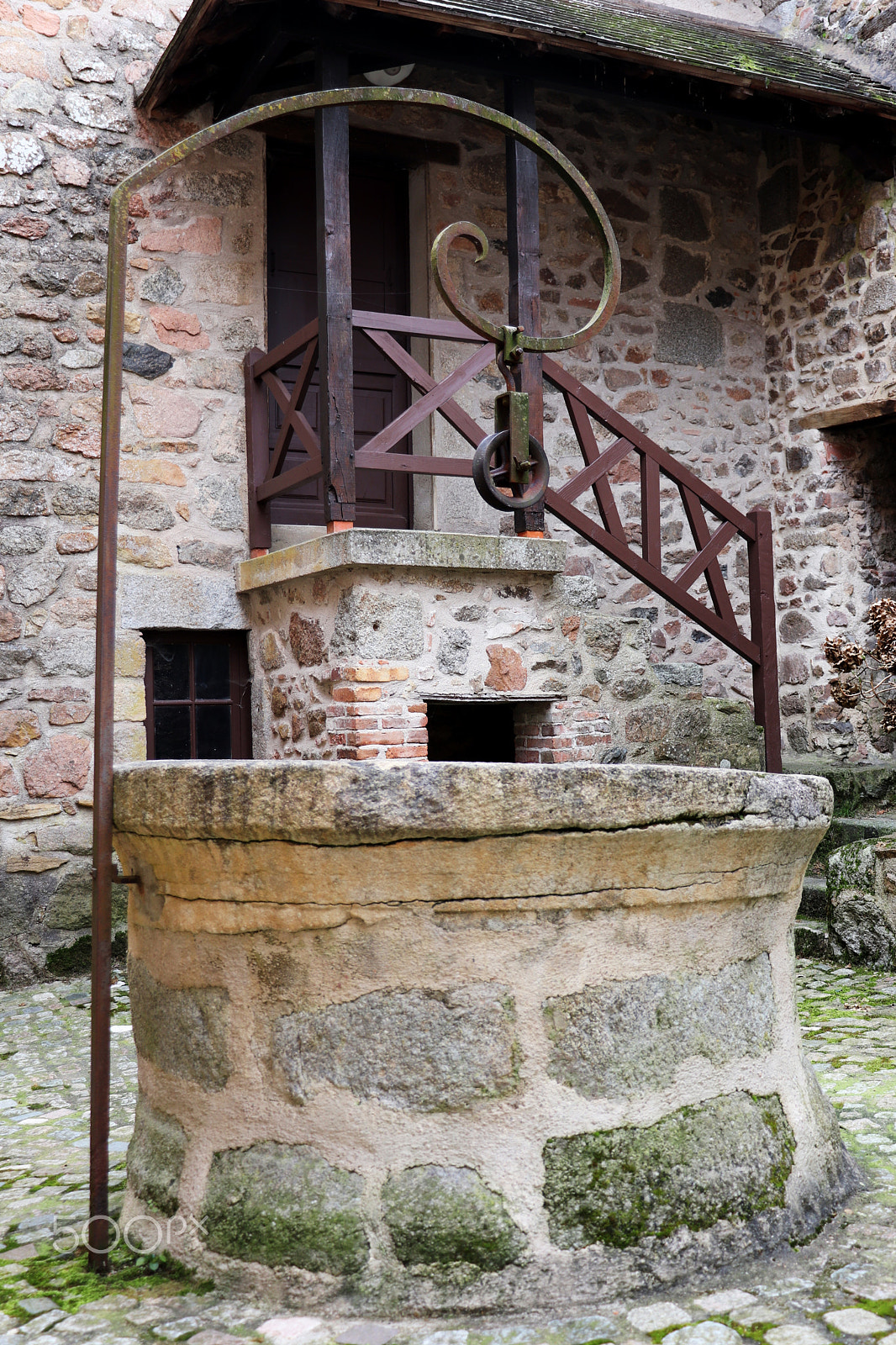 Canon EOS 77D (EOS 9000D / EOS 770D) sample photo. Well in courtyard of mediaval village photography