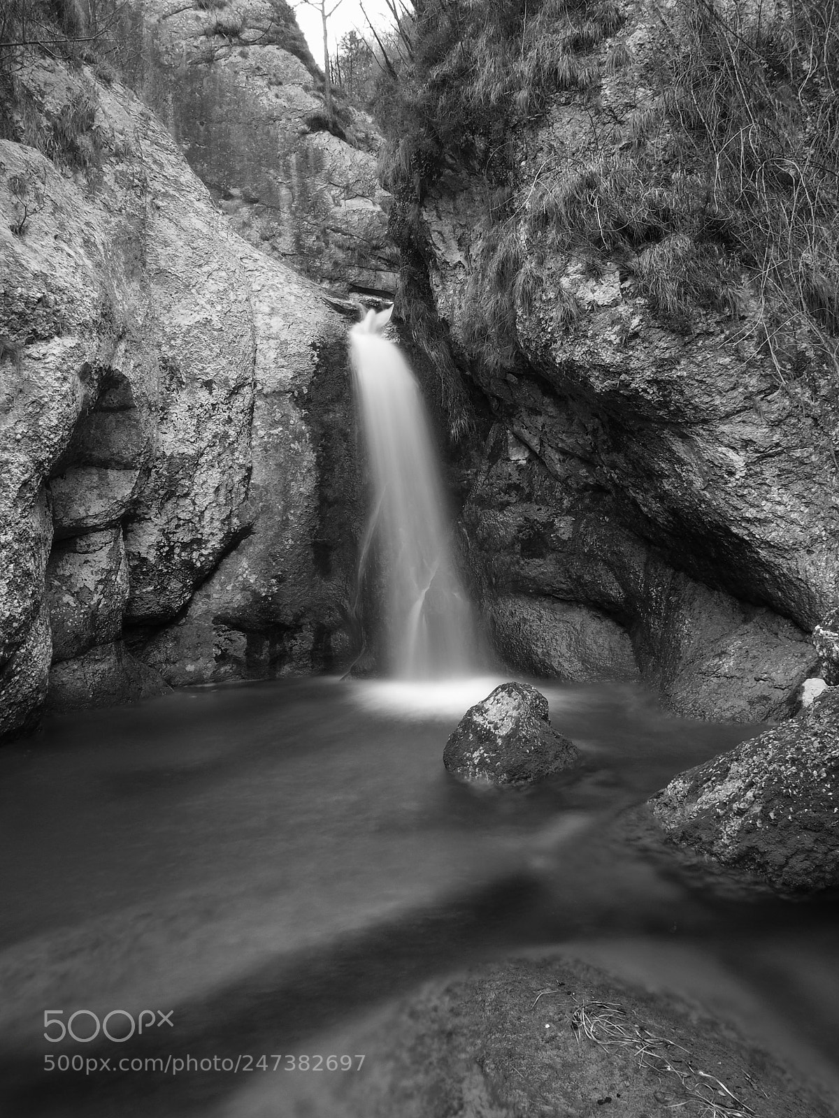 Olympus OM-D E-M10 II sample photo. Bnw waterfall, in friuli photography