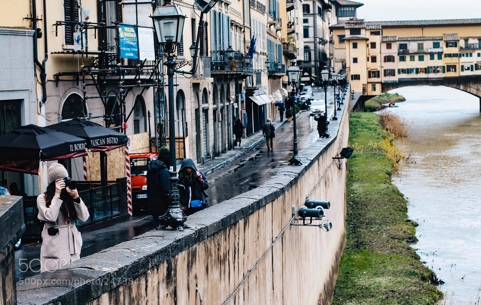 Canon EOS 700D (EOS Rebel T5i / EOS Kiss X7i) sample photo. Girl in florence making photography