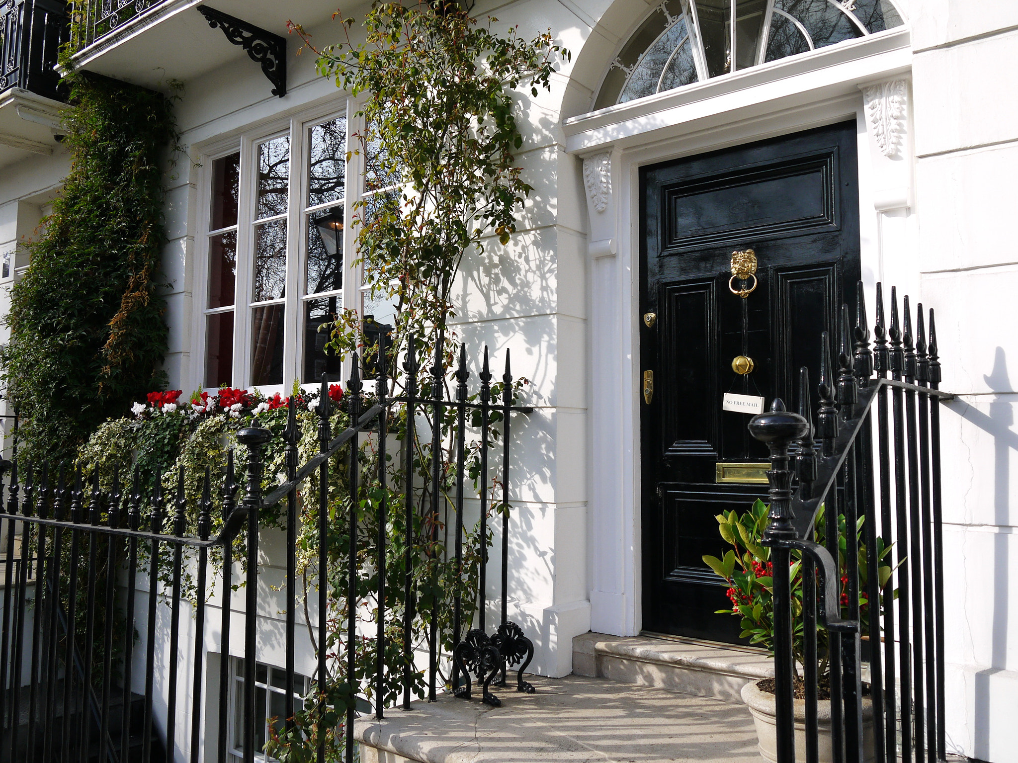 Panasonic Lumix DMC-GF3 + IO 14-42mm F3.5-5.6 sample photo. Montpelier square, london photography