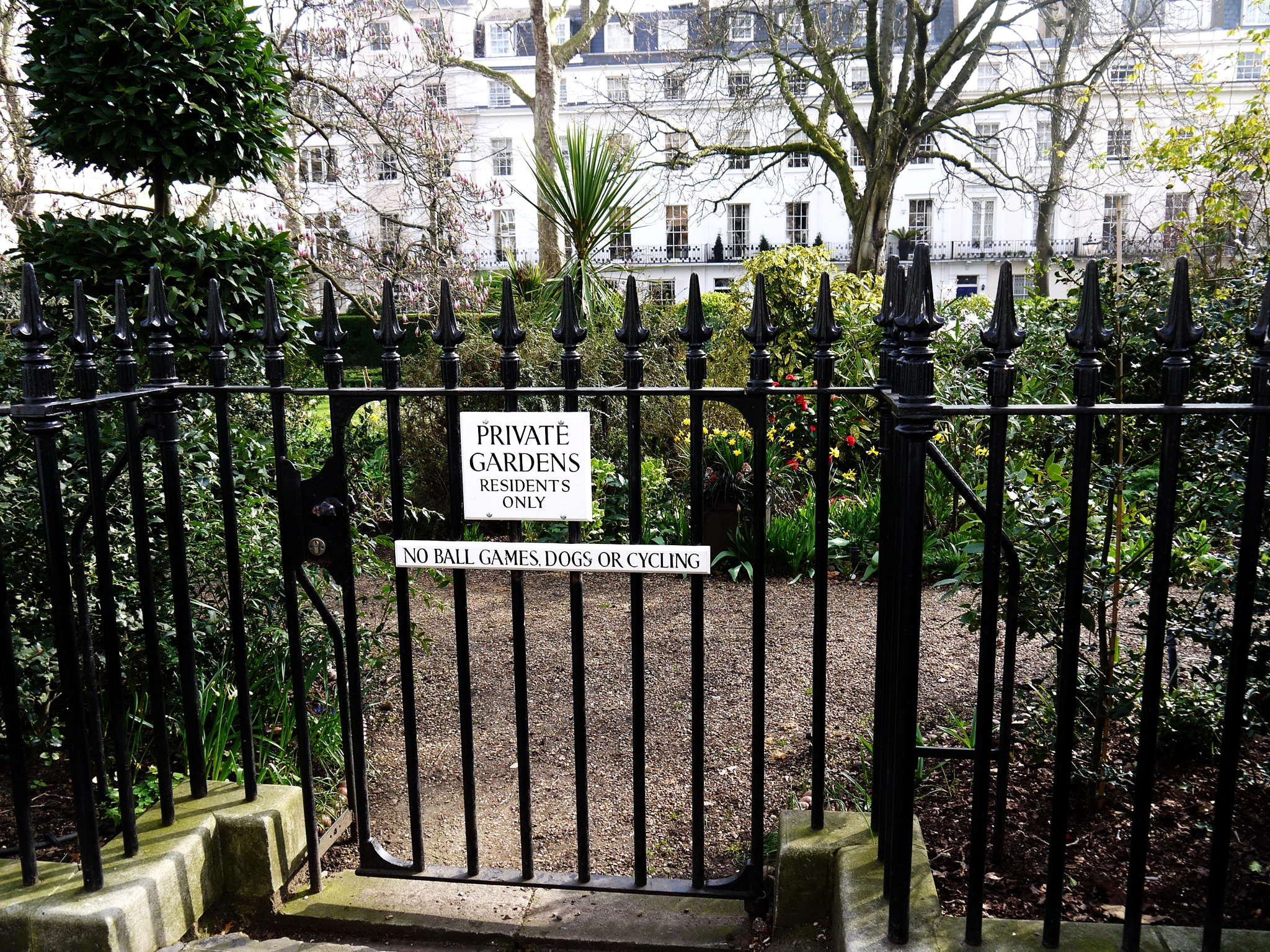 Panasonic Lumix DMC-GF3 sample photo. Montpelier square, london photography