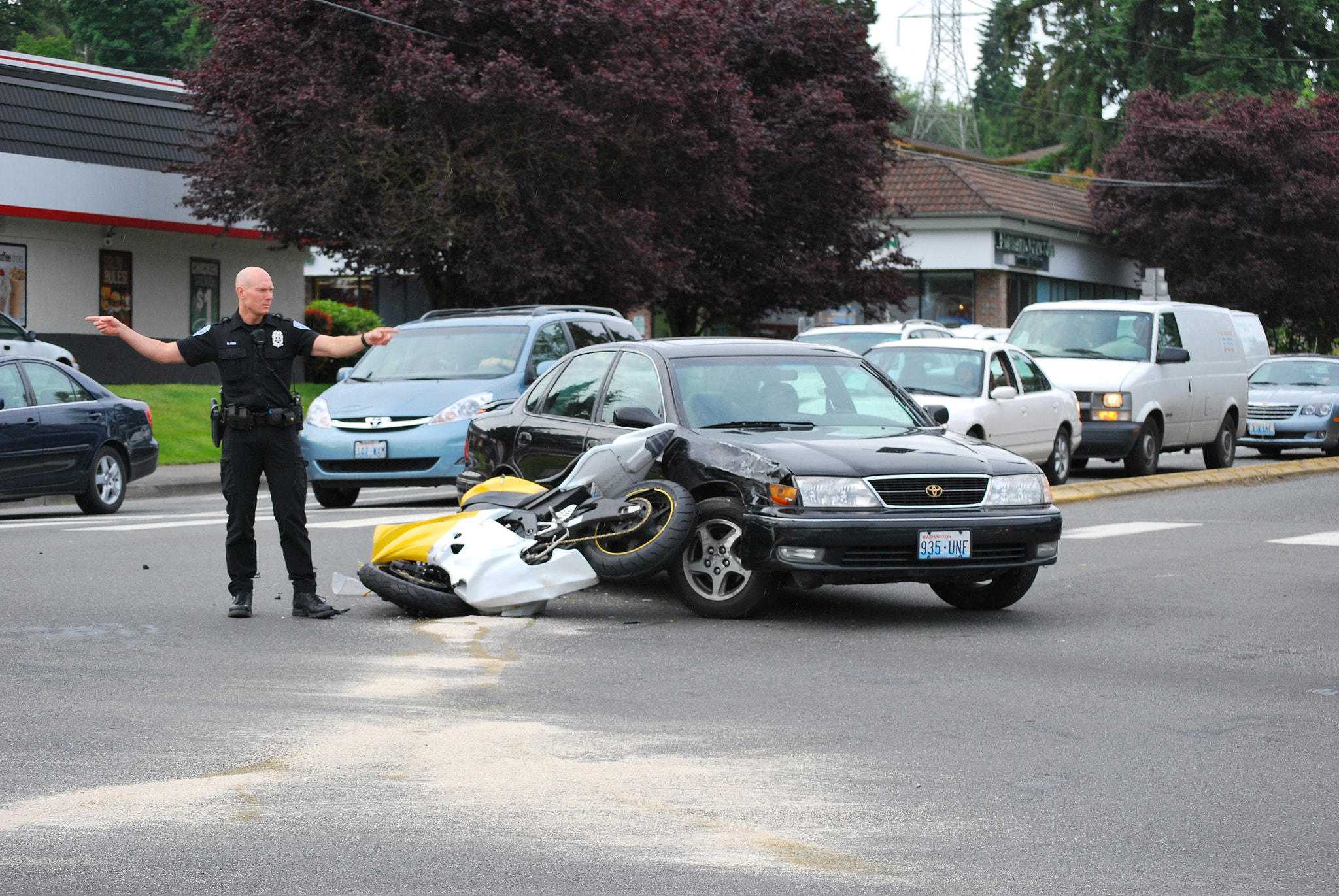 Nikon D60 + Nikon AF-S DX Nikkor 55-200mm F4-5.6G VR sample photo. Car, motorcycle accident. photography