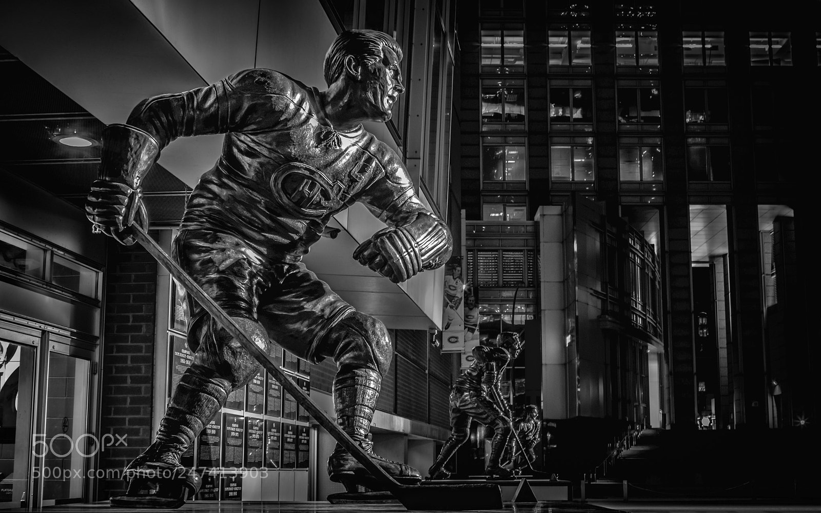 Canon EOS 80D sample photo. Bronze statues - centre photography