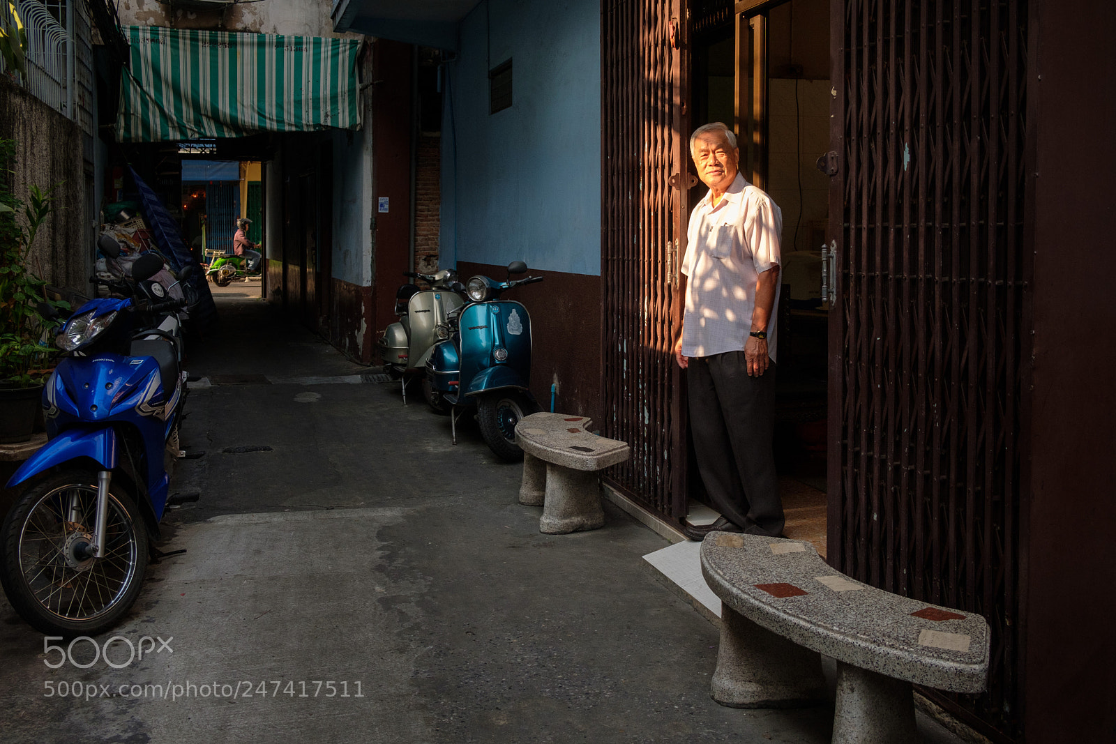 Fujifilm X-T2 sample photo. Local resident at chinatown photography