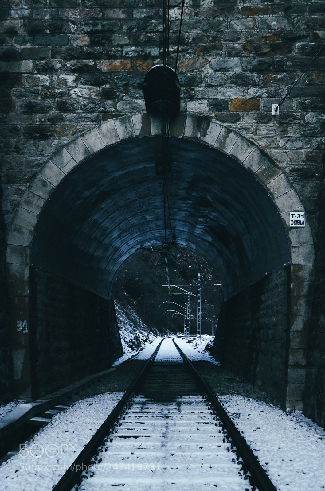 Canon EOS 750D (EOS Rebel T6i / EOS Kiss X8i) sample photo. Snowy railway tunnel photography