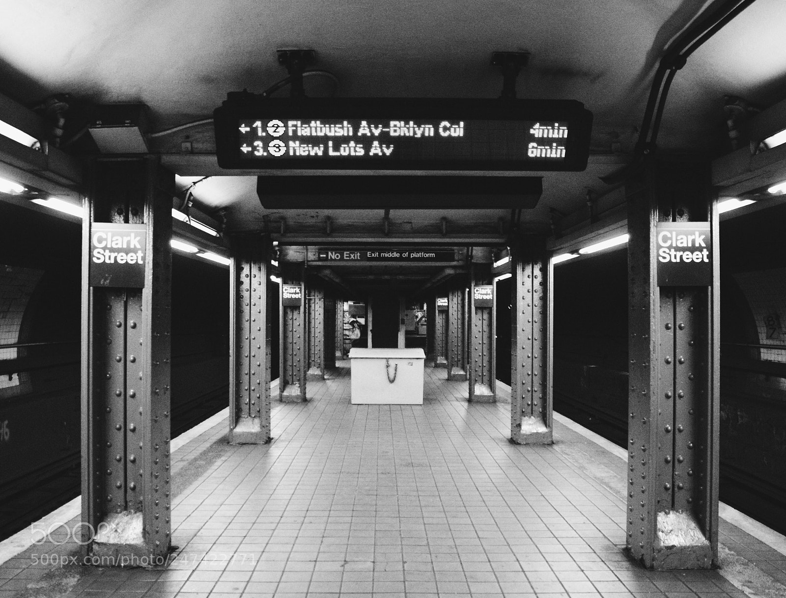 Canon EOS 700D (EOS Rebel T5i / EOS Kiss X7i) sample photo. Subway station photography