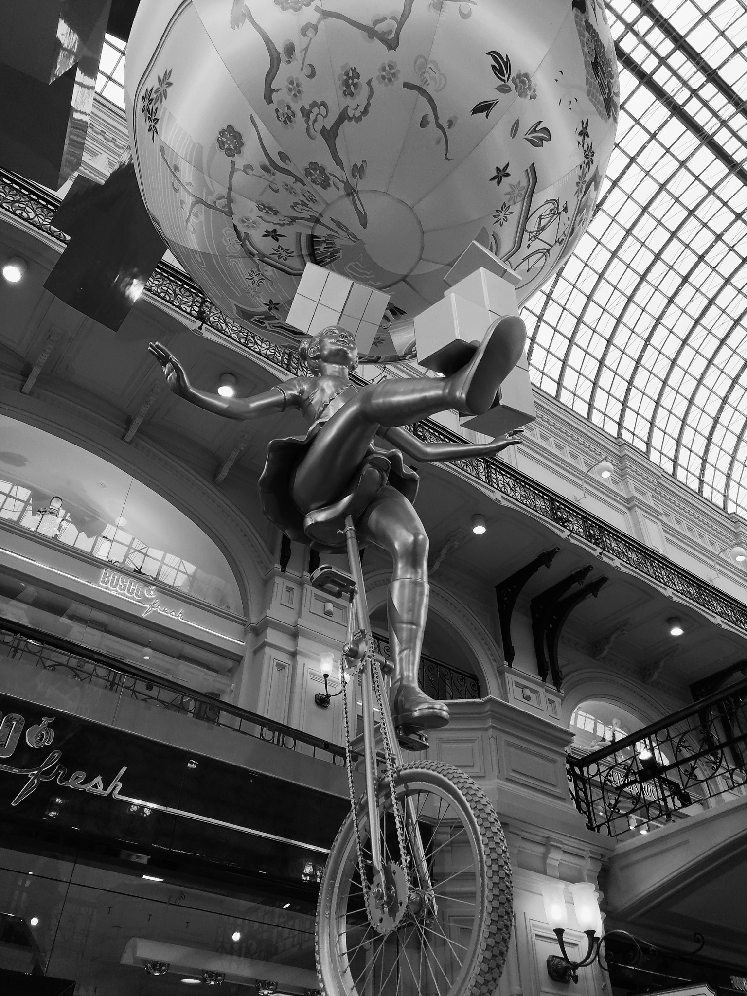 ASUS ZE520KL sample photo. Moscow. gum. photography