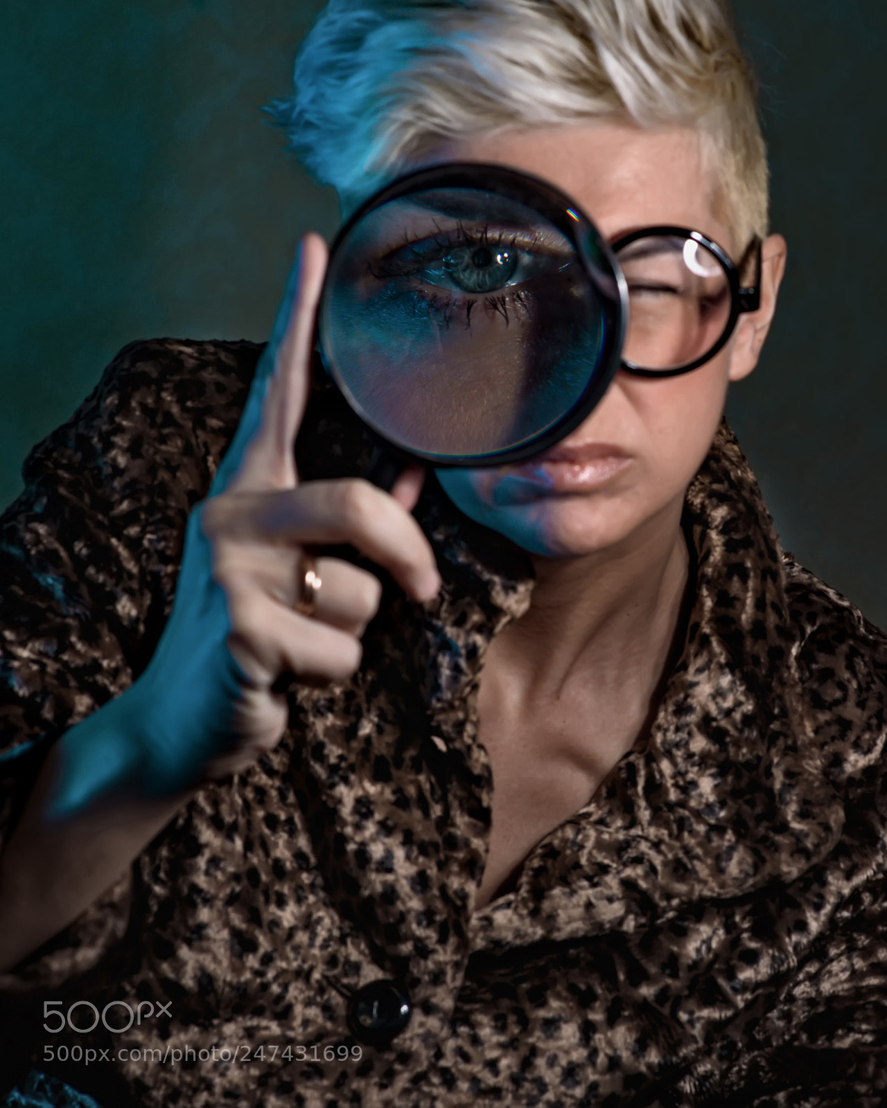 Nikon D600 sample photo. Look through the magnifying photography