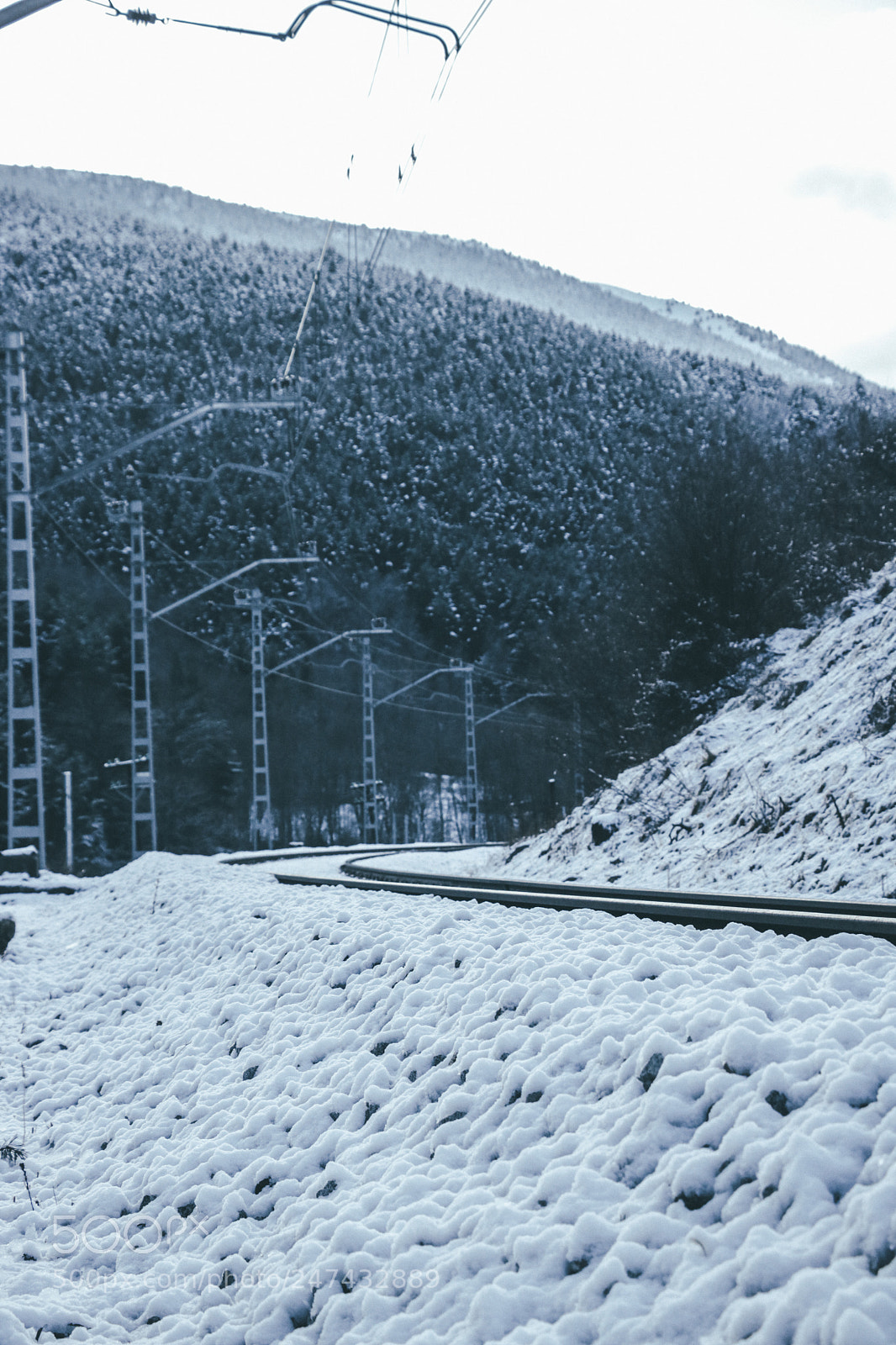 Canon EOS 750D (EOS Rebel T6i / EOS Kiss X8i) sample photo. Snowy railway track photography