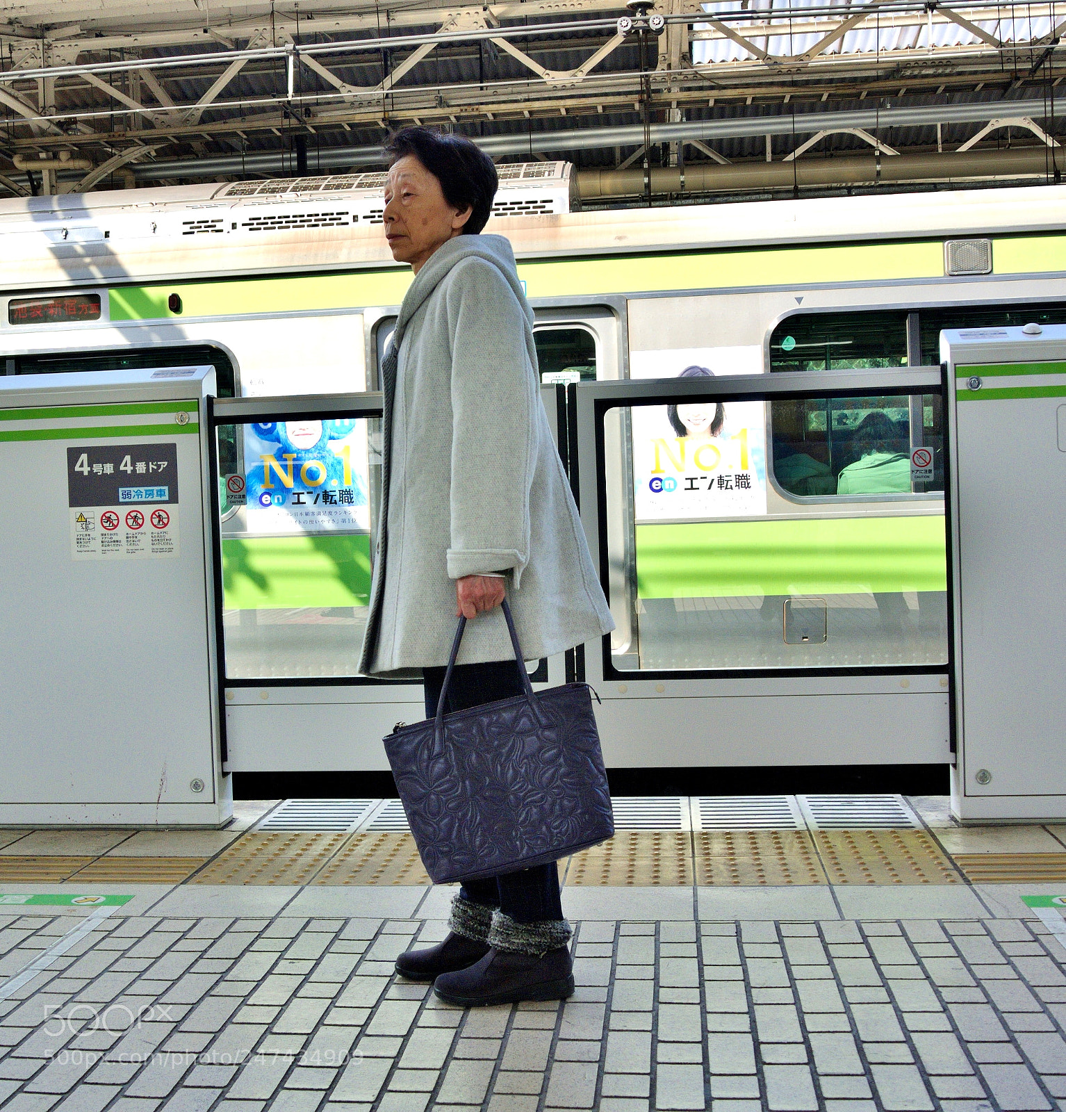 Nikon 1 V1 sample photo. Fashionable grandmother photography