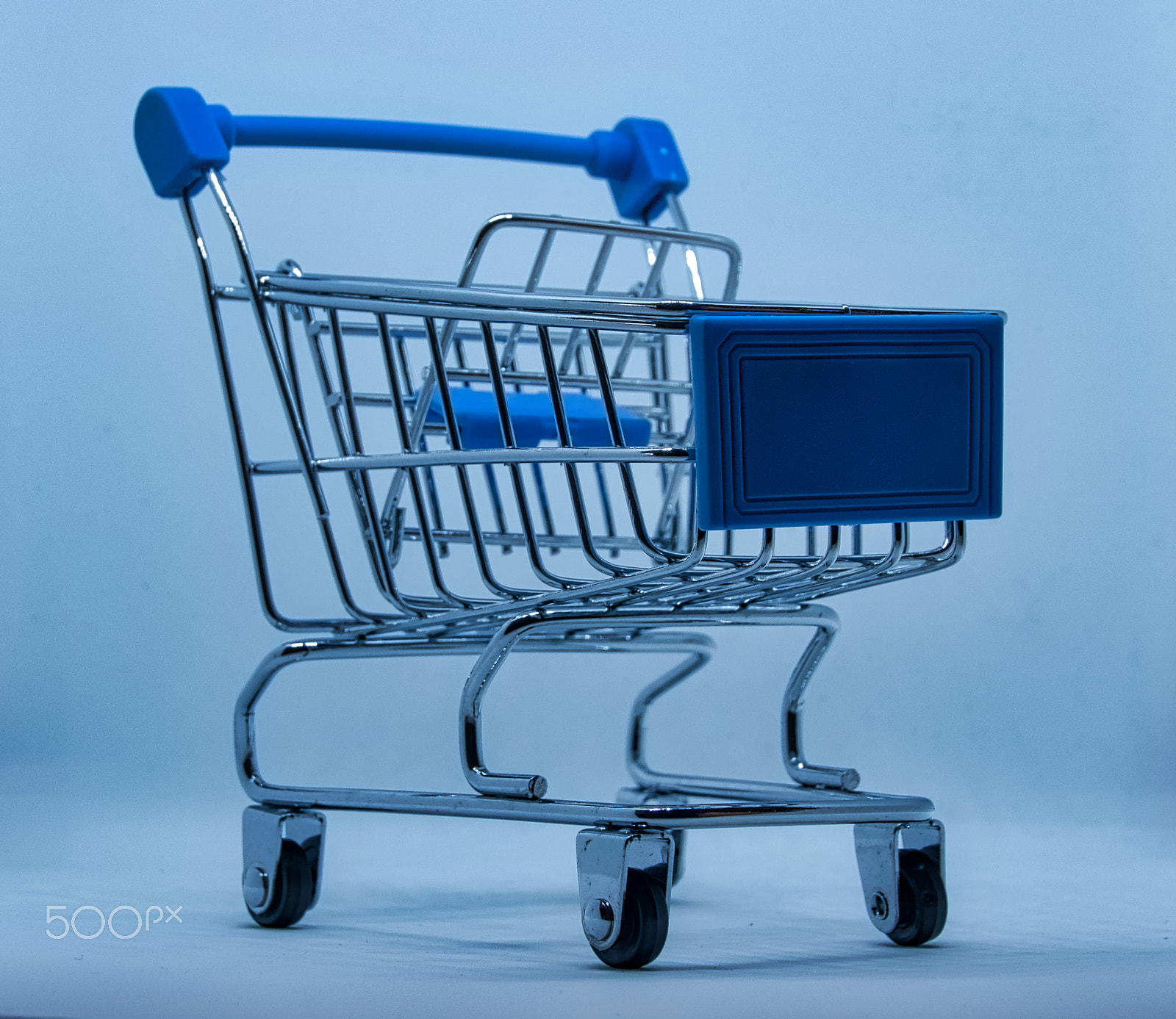 Sigma 18-250mm F3.5-6.3 DC Macro OS HSM sample photo. Empty shopping cart photography
