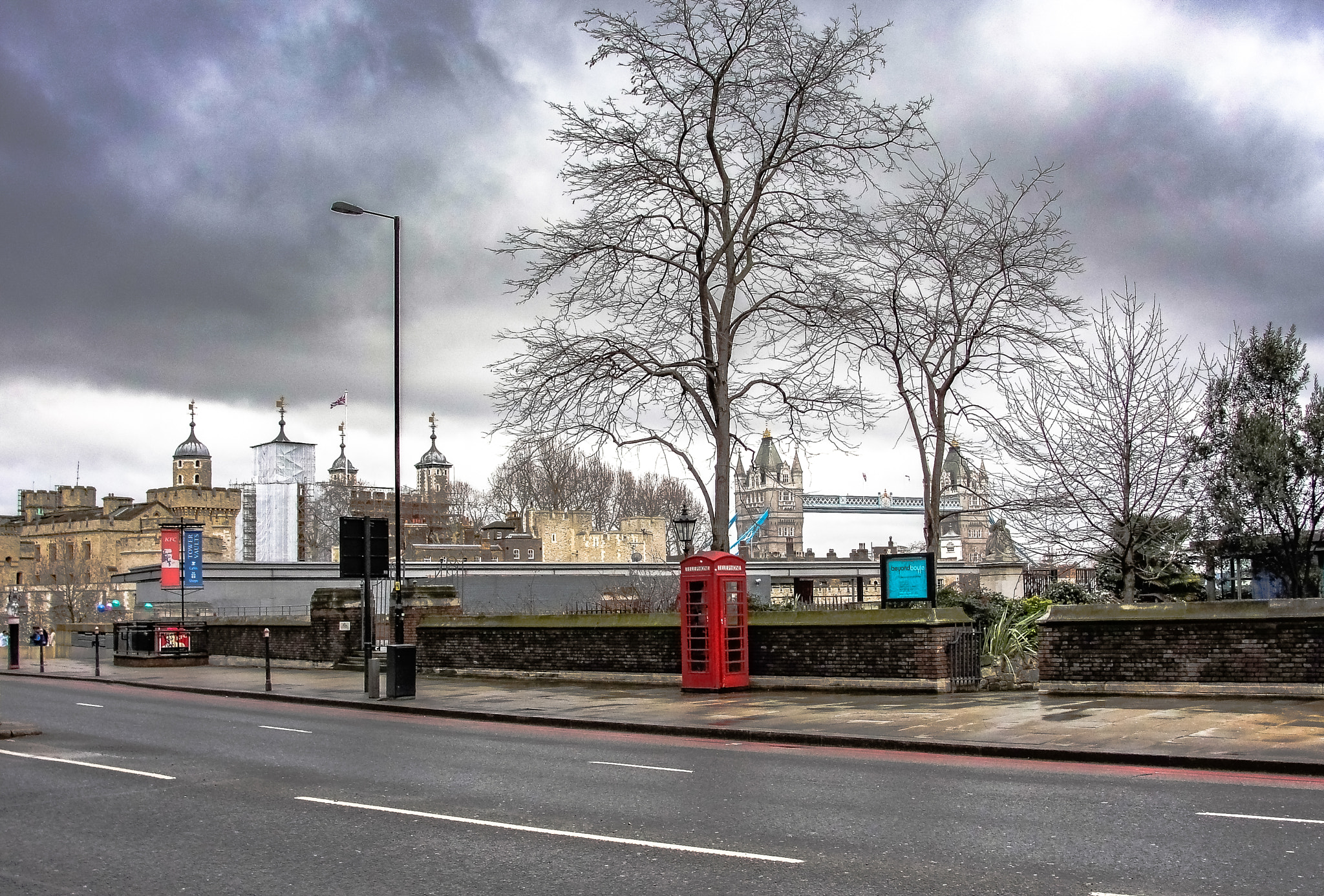 Sony Cyber-shot DSC-H20 sample photo. Tower of london and tower bridge, london photography